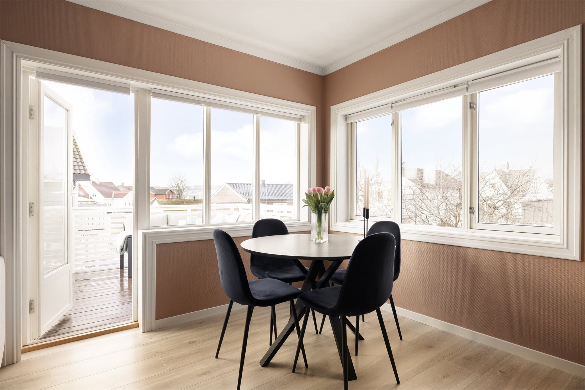 Fra stuen har man utgang til en flott balkong på 11 kvm.