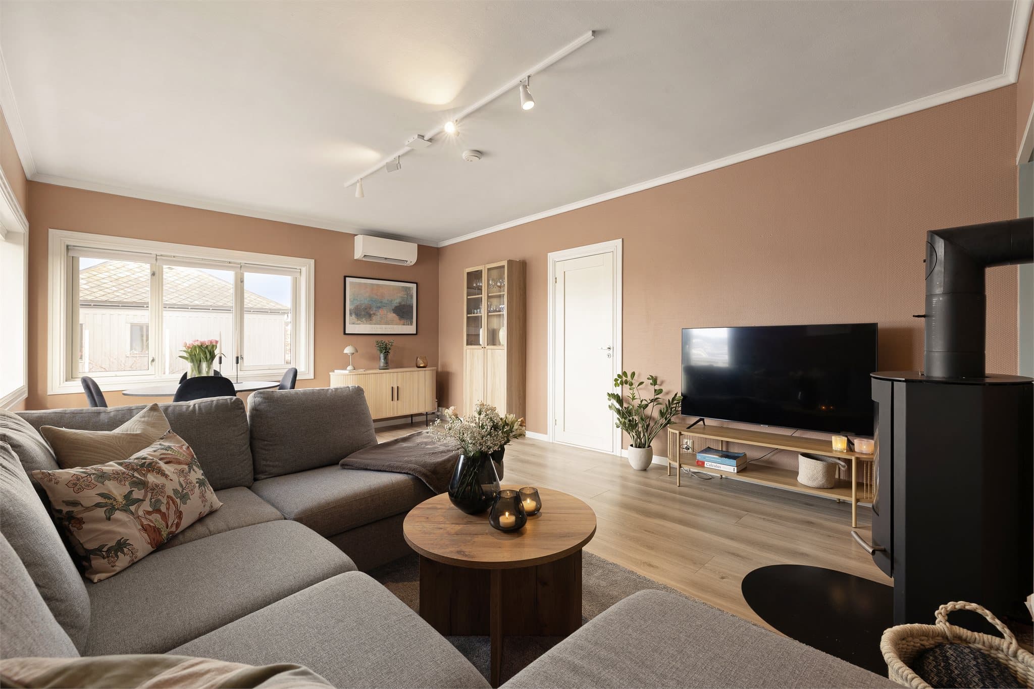 Med sine 22,5 kvm har stuen gode møbleringsmuligheter, med plass til både sofagruppe og spisebord.