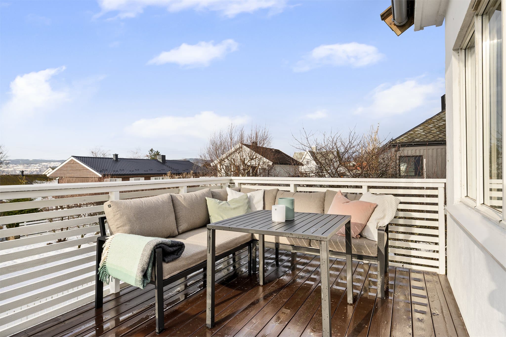 Balkongen er en hyggelig plass som fungerer godt som en naturlig forlengelse av stuen.
