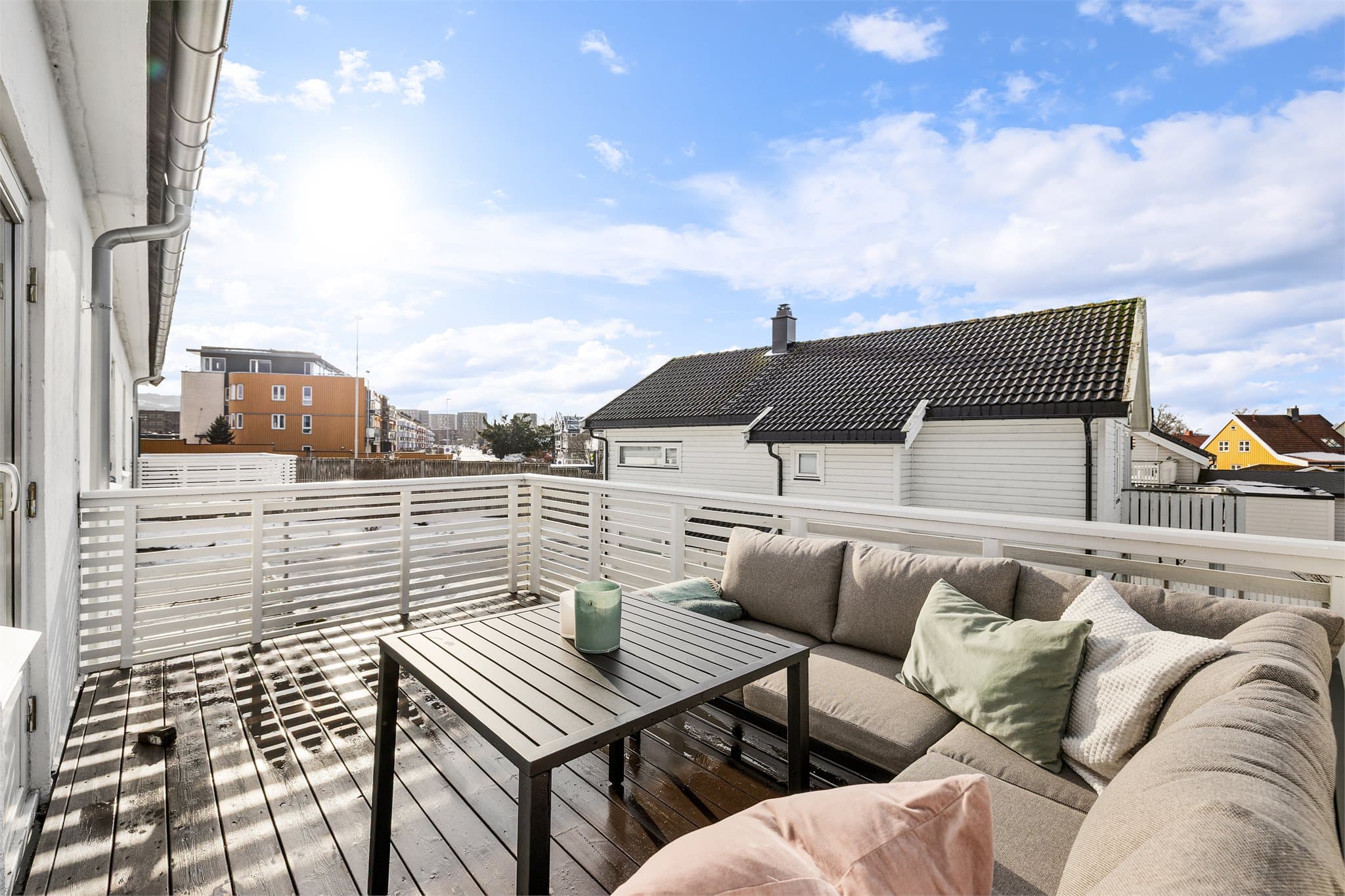 Her er det svært gode solforhold og fin utsikt over nærliggende bolig- og naturområder.