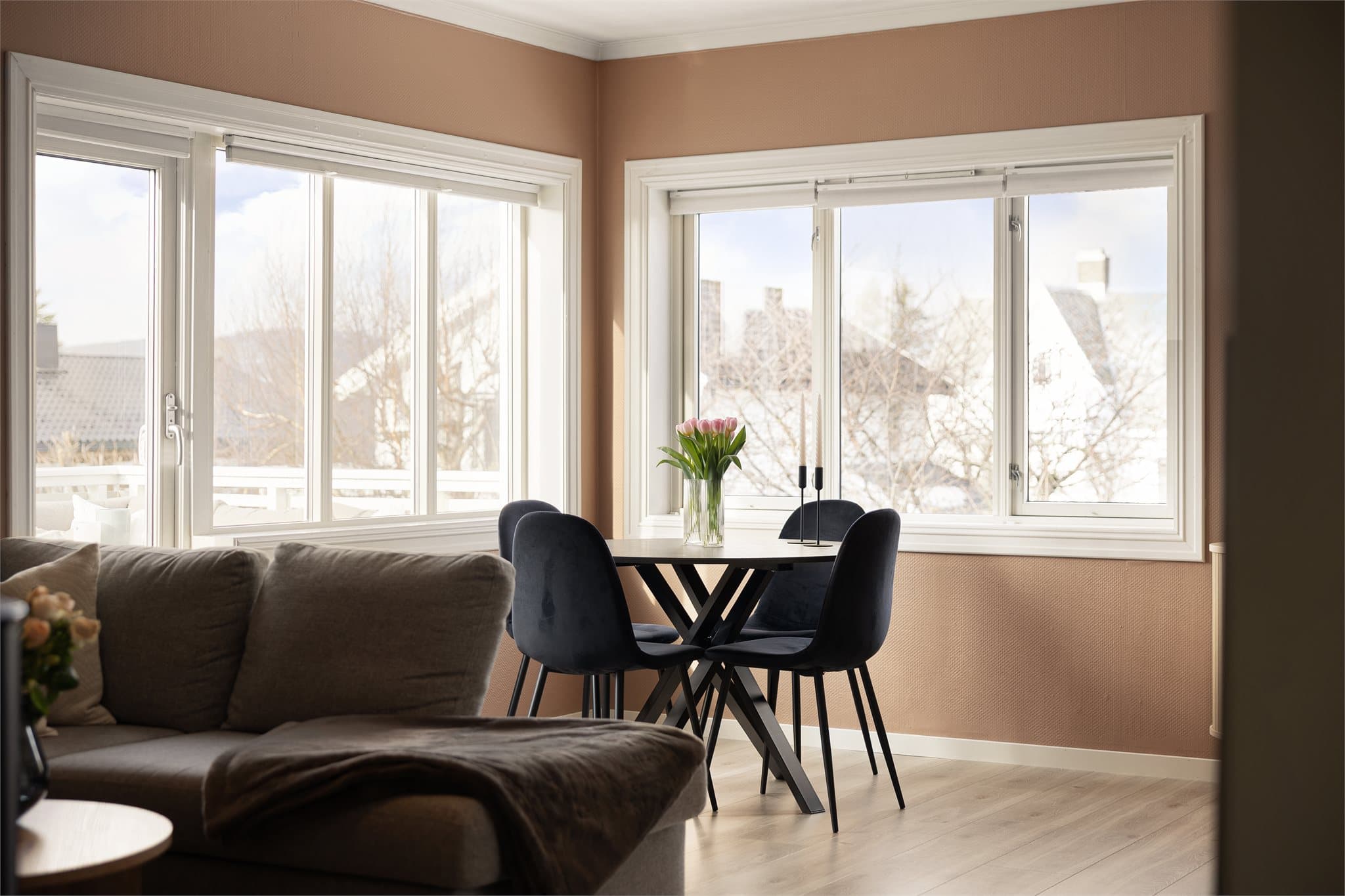 Store vindusflater i flere himmelretninger sørger for godt med naturlig lys i leiligheten.