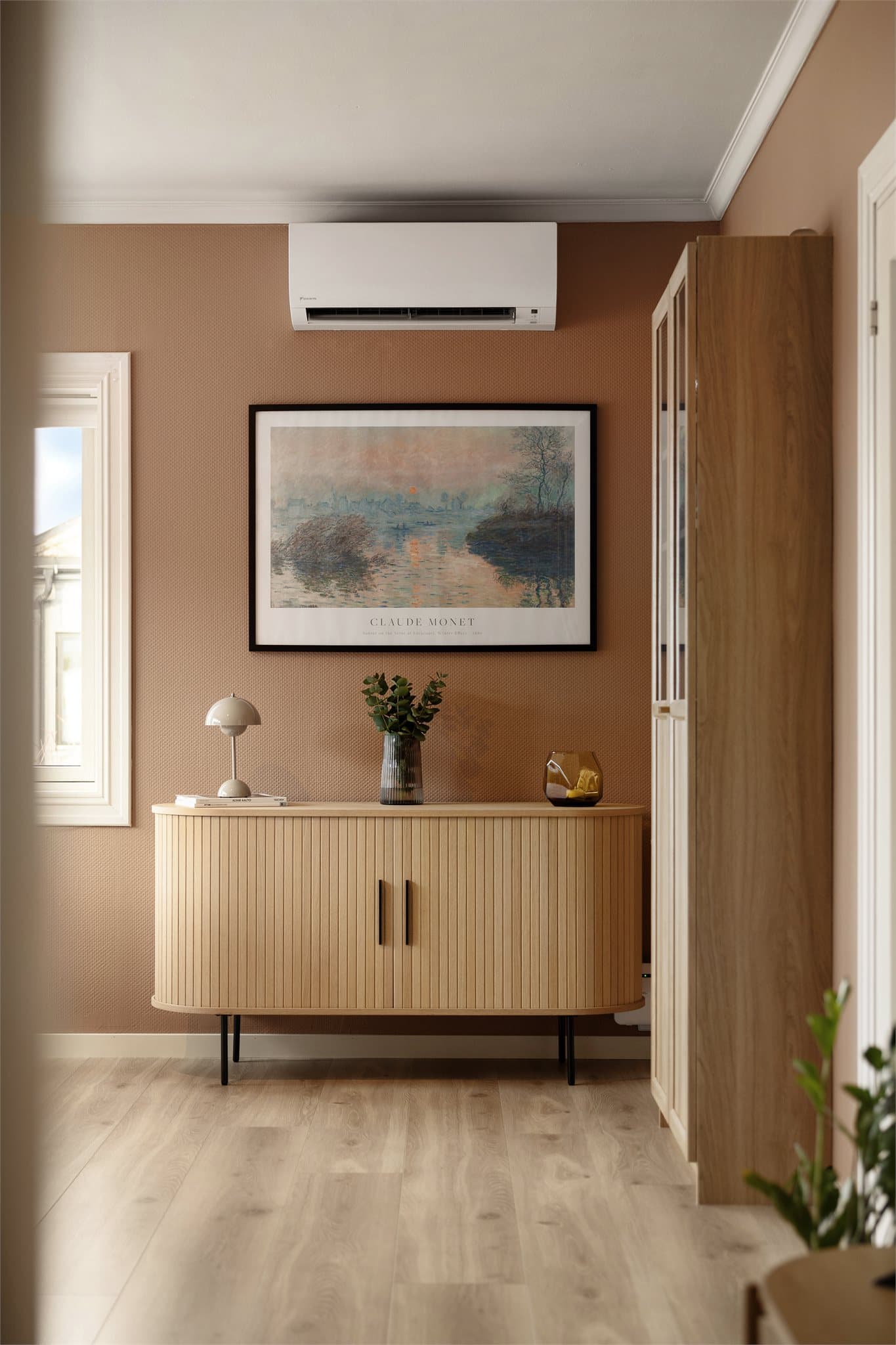 Stuen er utstyrt med både peisovn og varmepumpe, noe som sørger for behagelig oppvarming gjennom hele året.