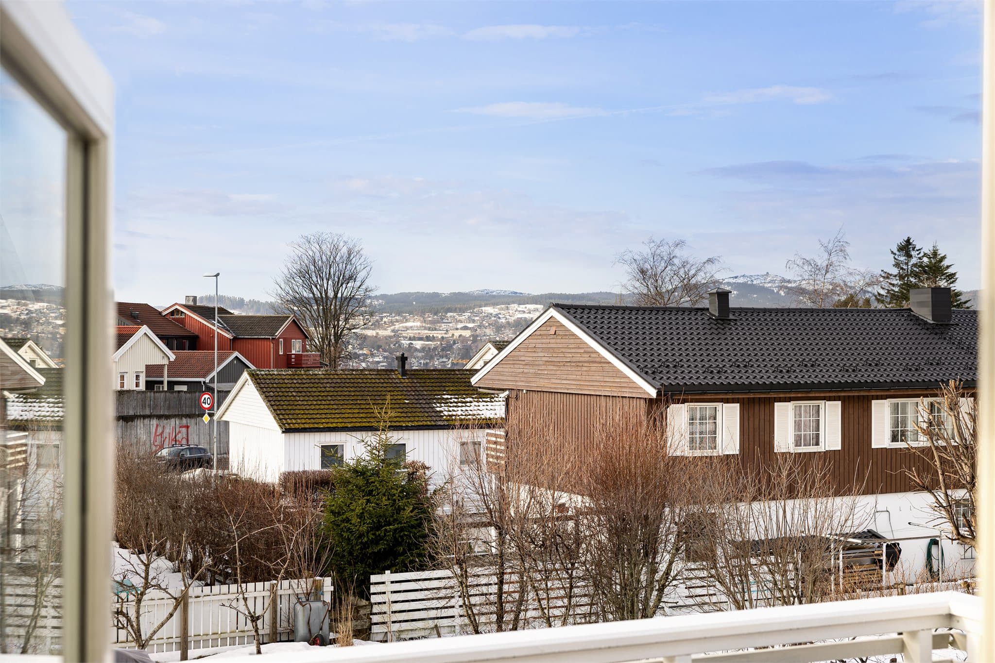 Nærmeste bussholdeplass ligger kun ca. 1 minutts gange fra boligen, med gode bussforbindelser til øvrige deler av byen.