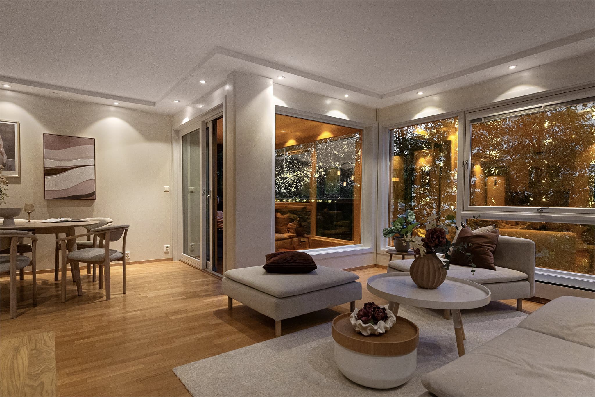 - Rommets utforming gir godt med plass til sofa- og spisegruppe i hver sine naturlige soner -