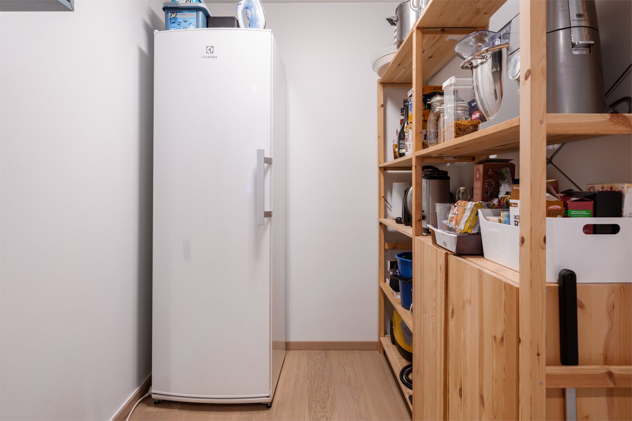 Stor og praktisk innvendig bod gir rikelig med lagringsplass.