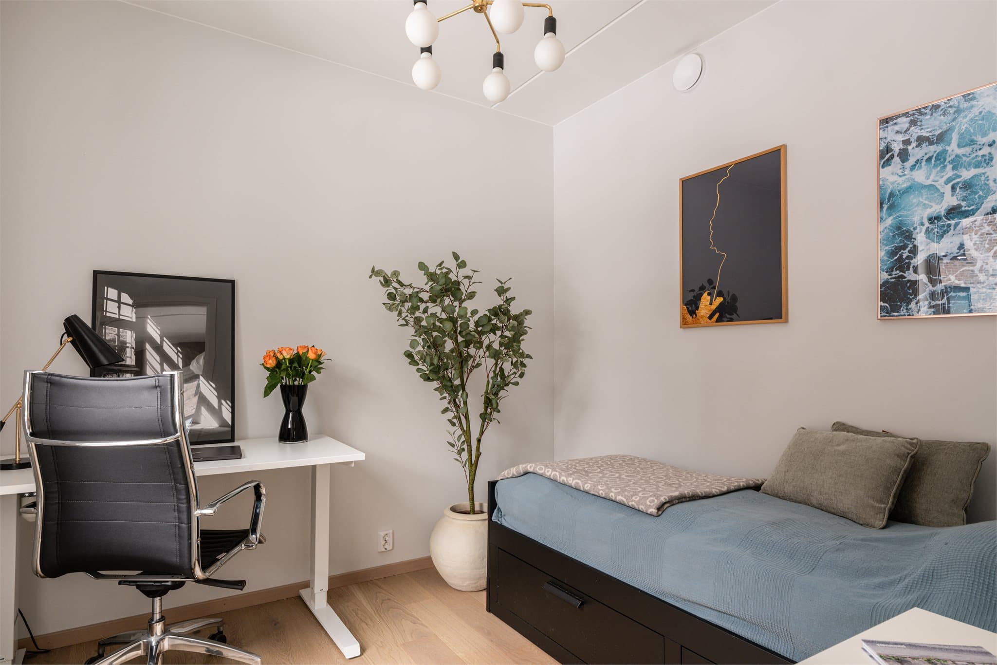 Det er god plass til seng, nattbord og en skrivepult.