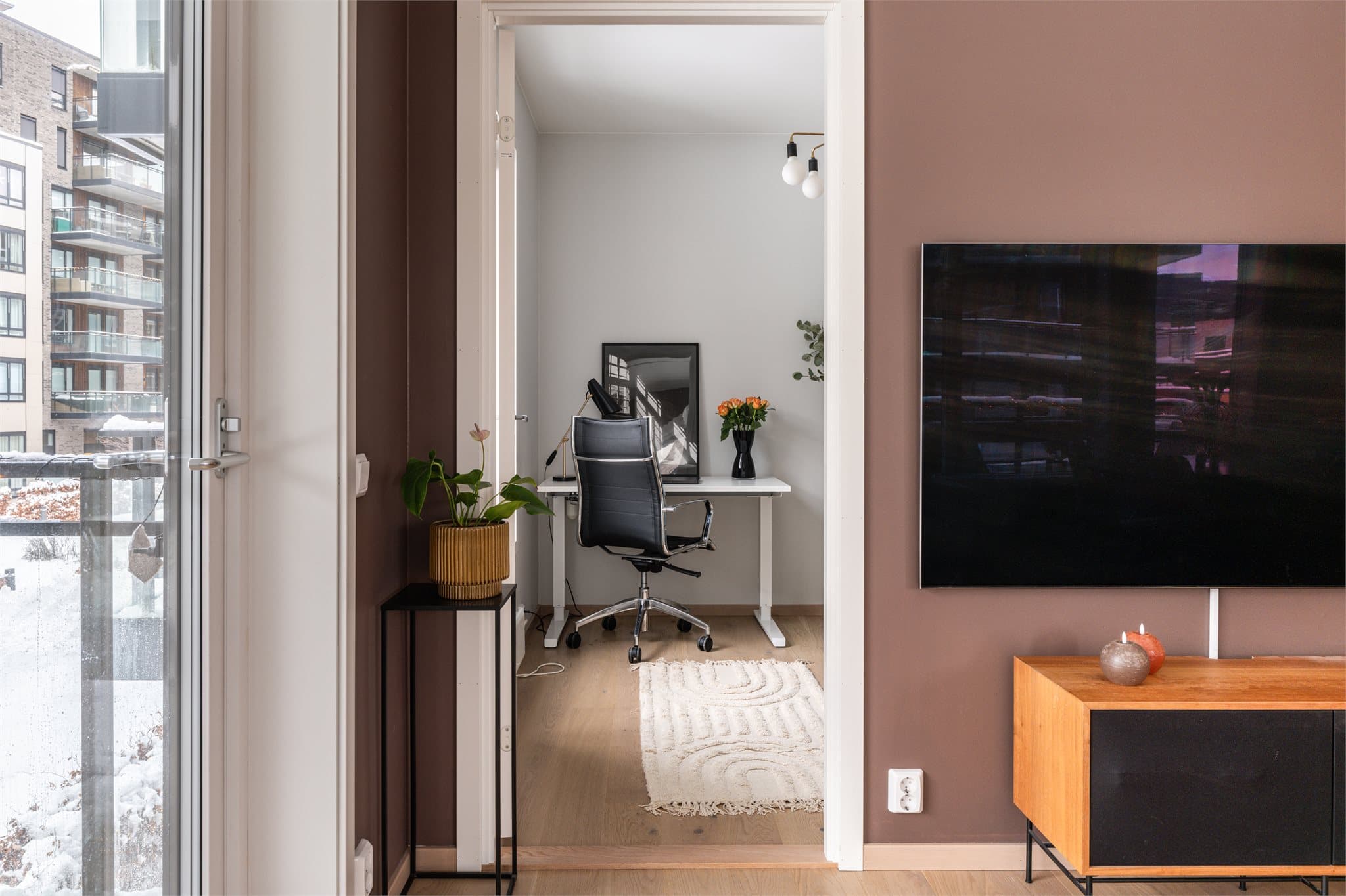 Leiligheten har tre gode soverom, hvorav ett har inngang fra stuen.