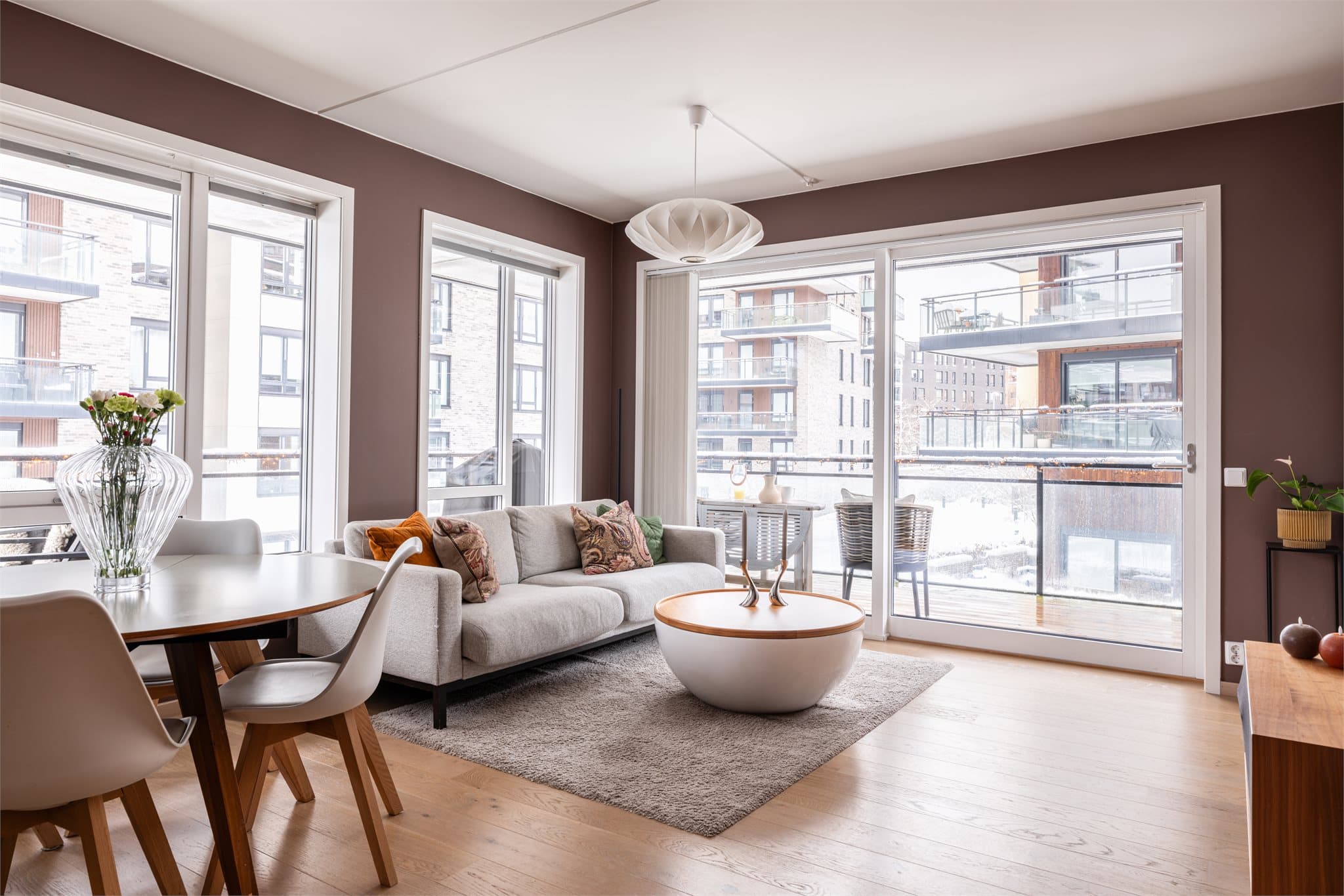 Leiligheten ligger attraktivt til på hjørnet av bygget og har store vindusflater med rikelig lysinnslipp.