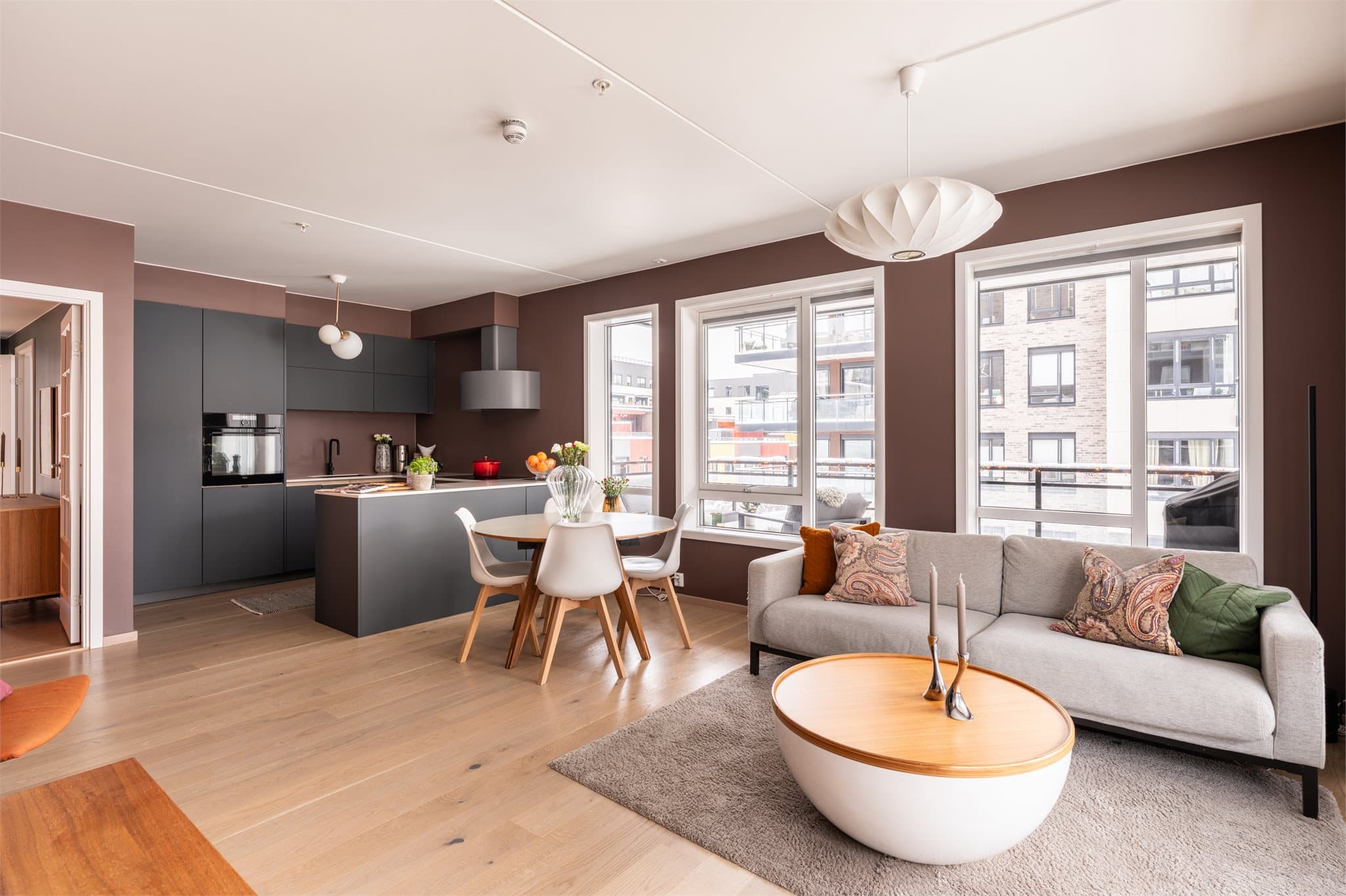 På gulvet er det lagt en lekker, oppgradert en-stavs parkett med matchende lister.