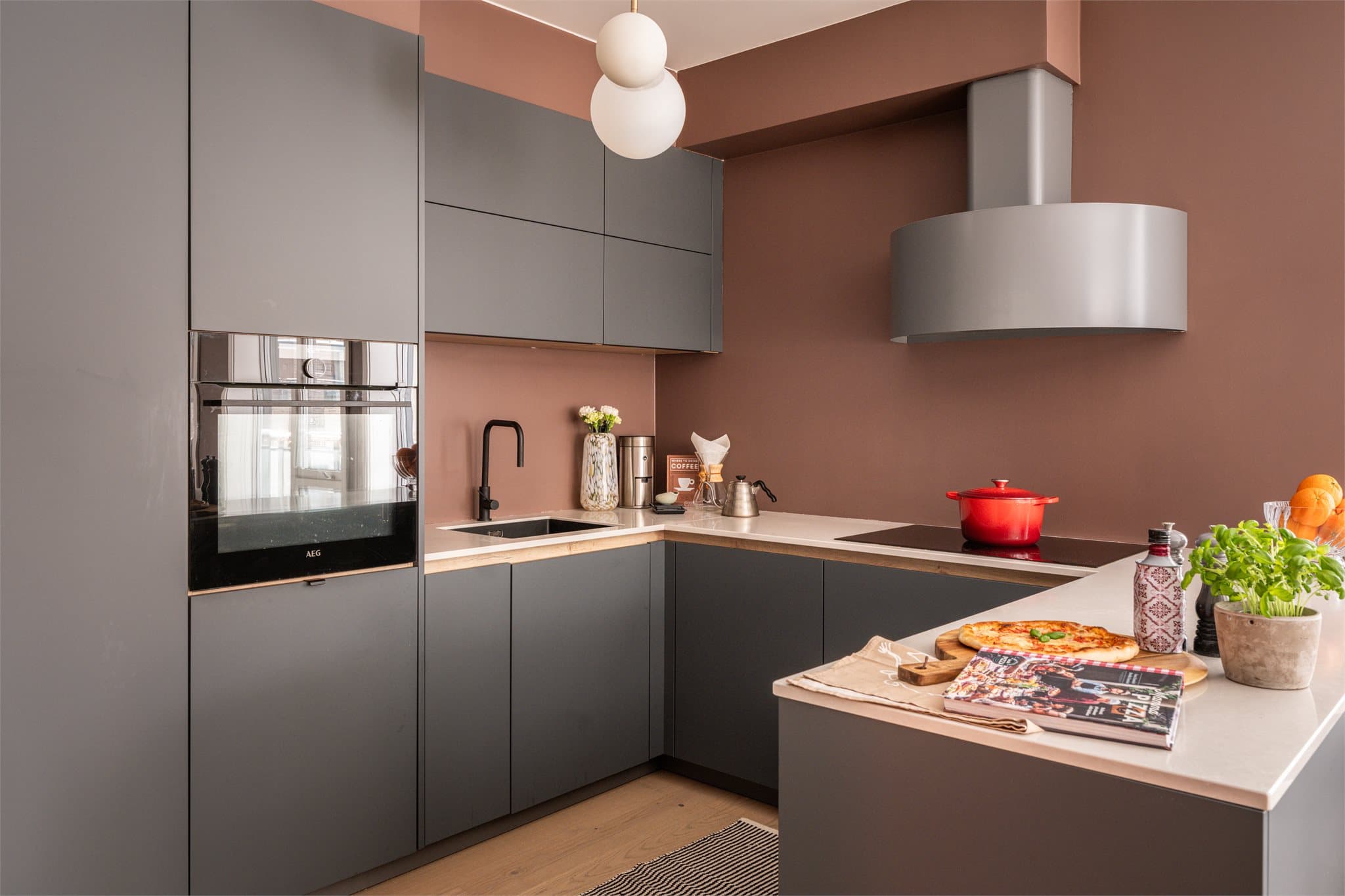 Kjøkkenet er håndtaksfritt og byr på rikelig med lagringsplass.