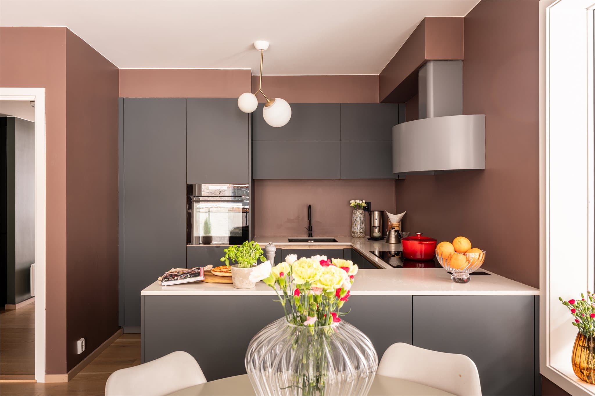 Her får dere et stilrent og påkostet hjem i et nyere bygg fra 2021.