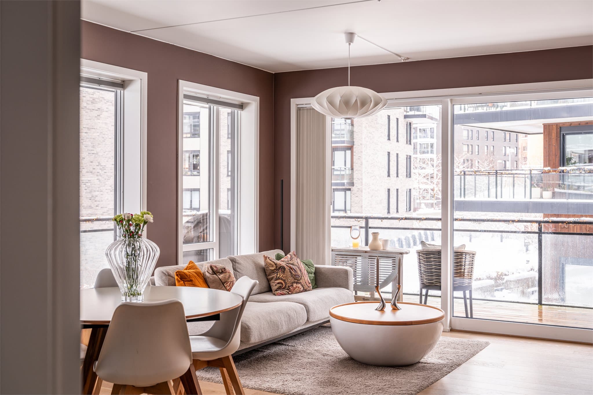 Det er balansert ventilasjon i bygget, noe som gir et godt inneklima året rundt.