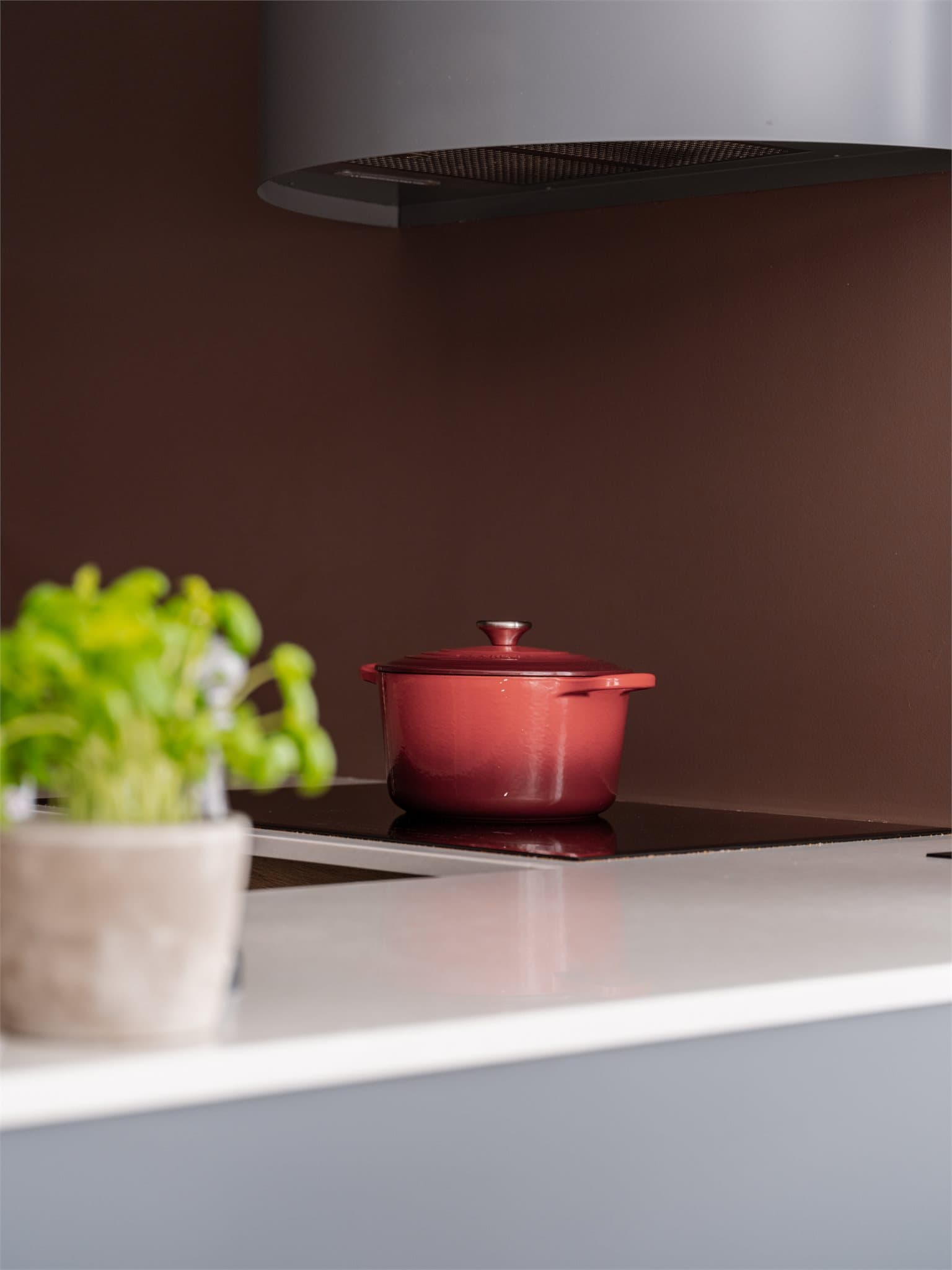 Slitesterk benkeplate av stein med 80 cm platetopp.