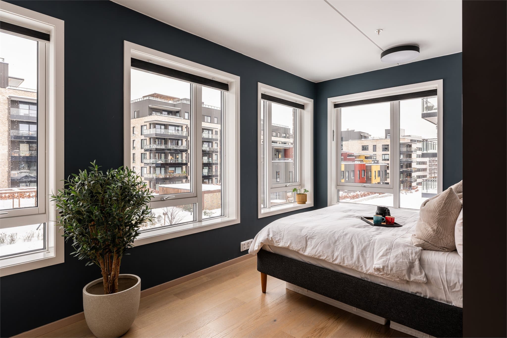 Flott hovedsoverom med store vindusflater som gir en behagelig romfølelse.