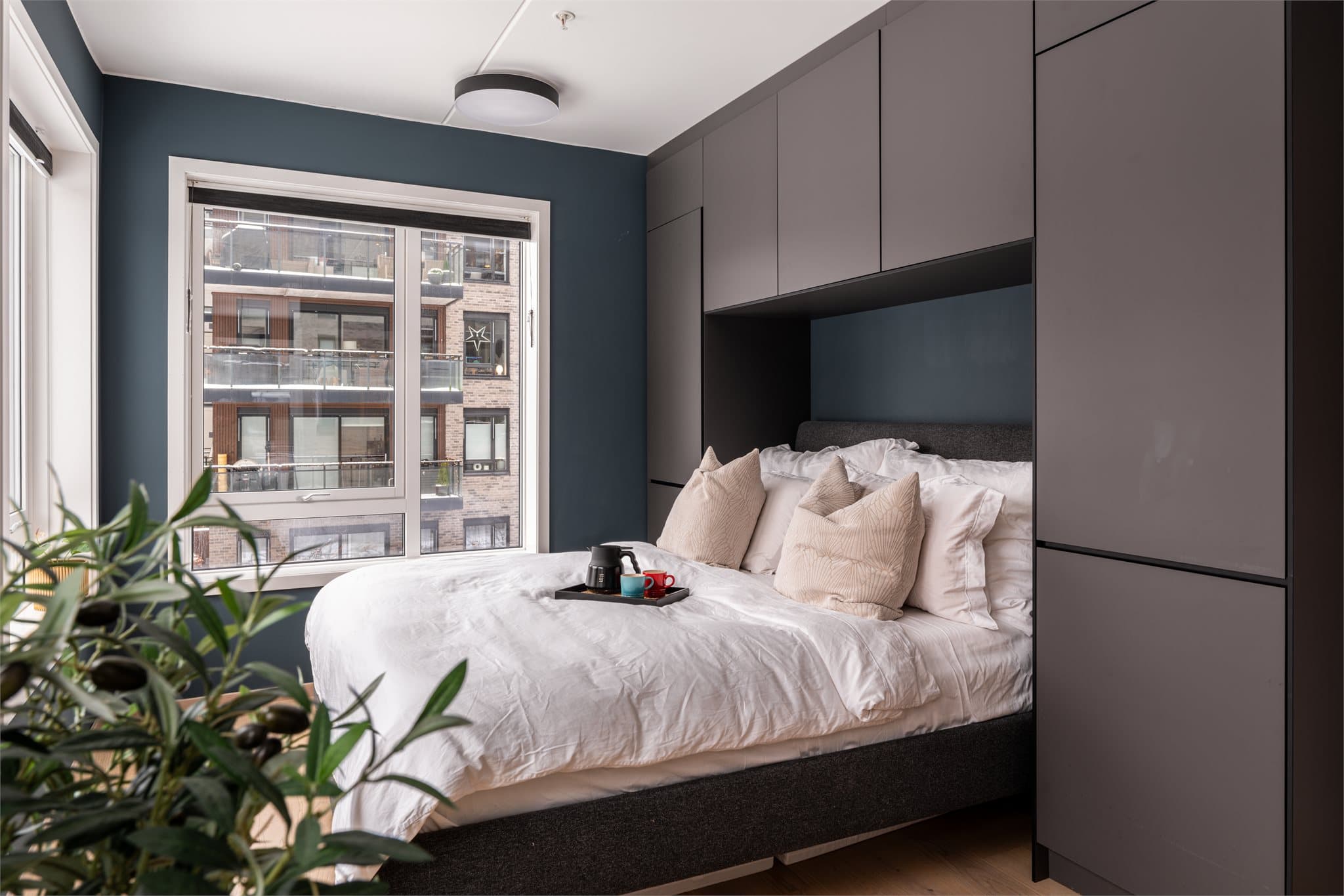 Velgnet plass til dobbeltseng mellom en flott spesialtilpasset garderobe fra Kvik.