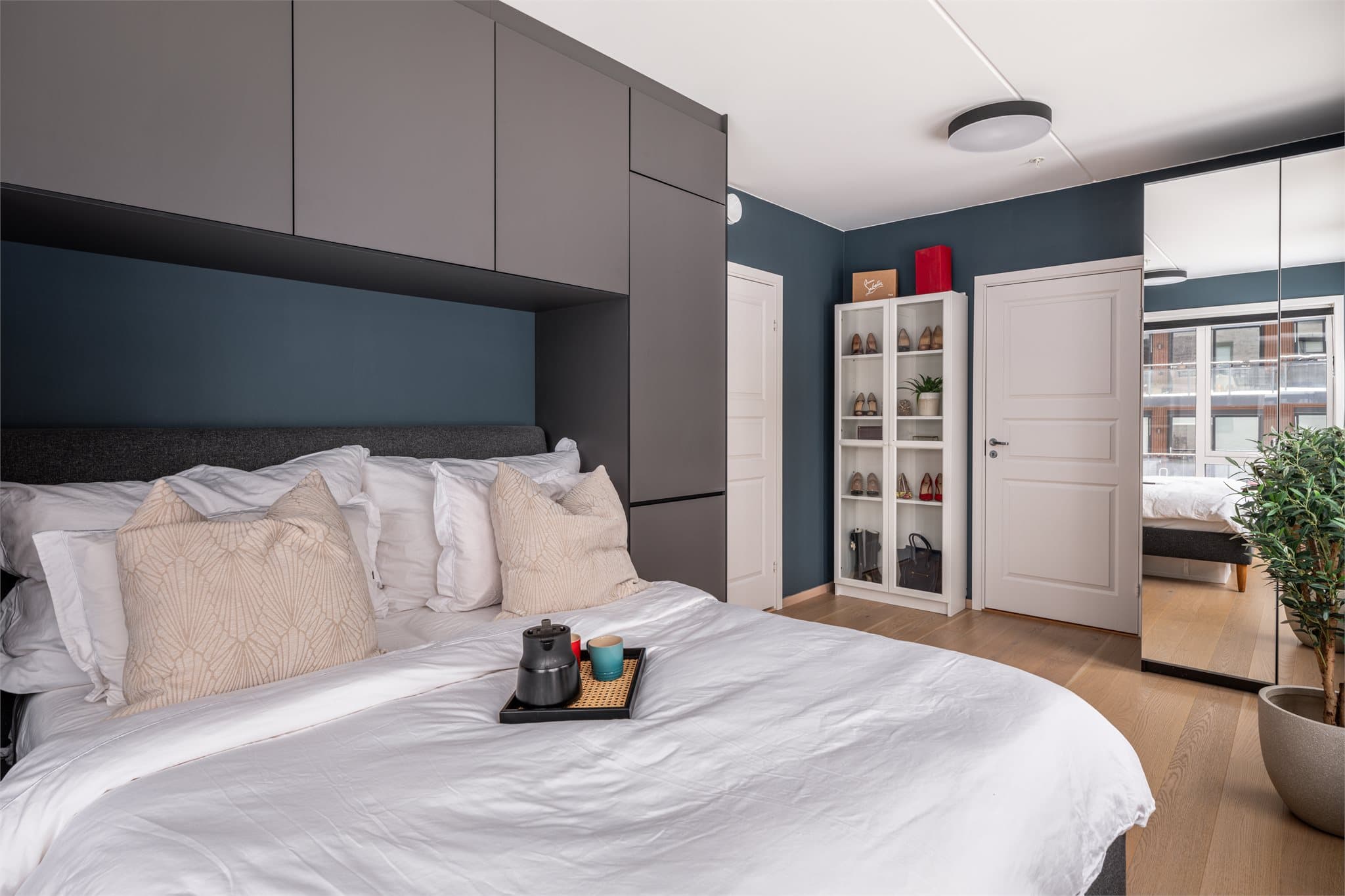 Fra hovedsoverommet er det direkte inngang til eget bad.