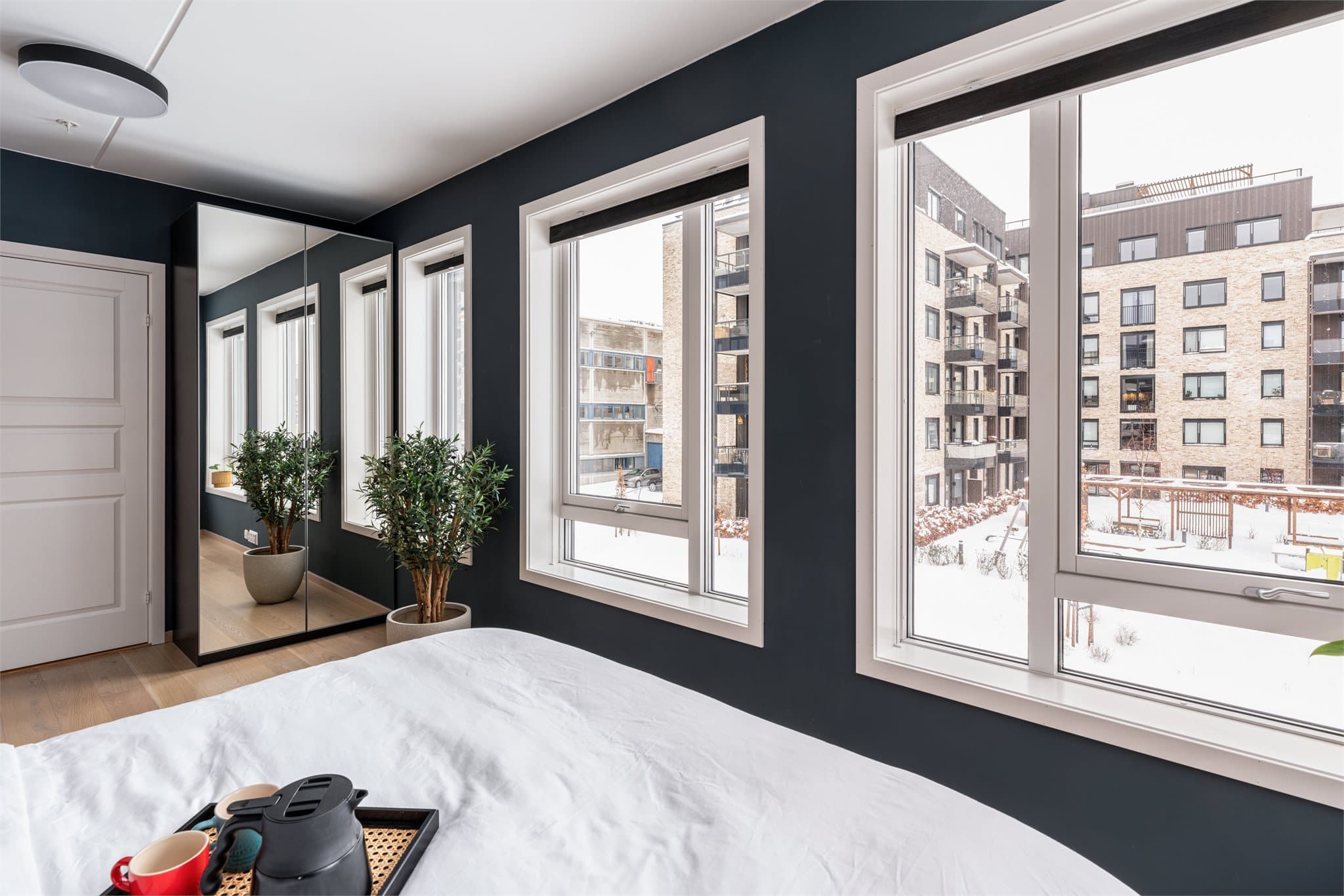 Det er montert utvendig solskjerming, tilpasset morgensol.