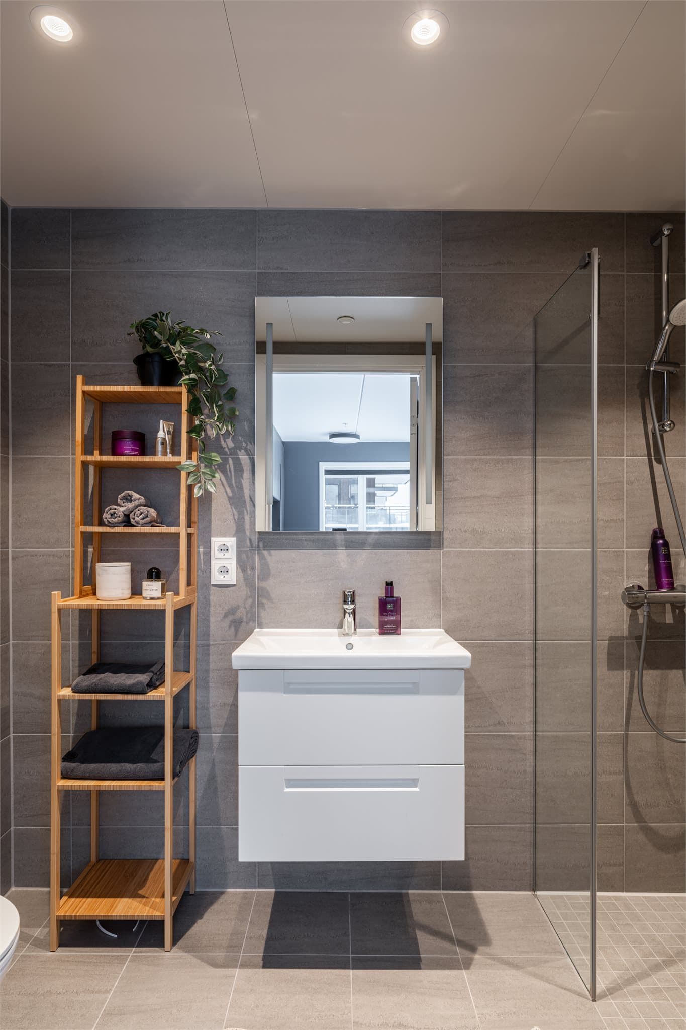 Overflatene er flislagte og det er deilig varme i gulvet.