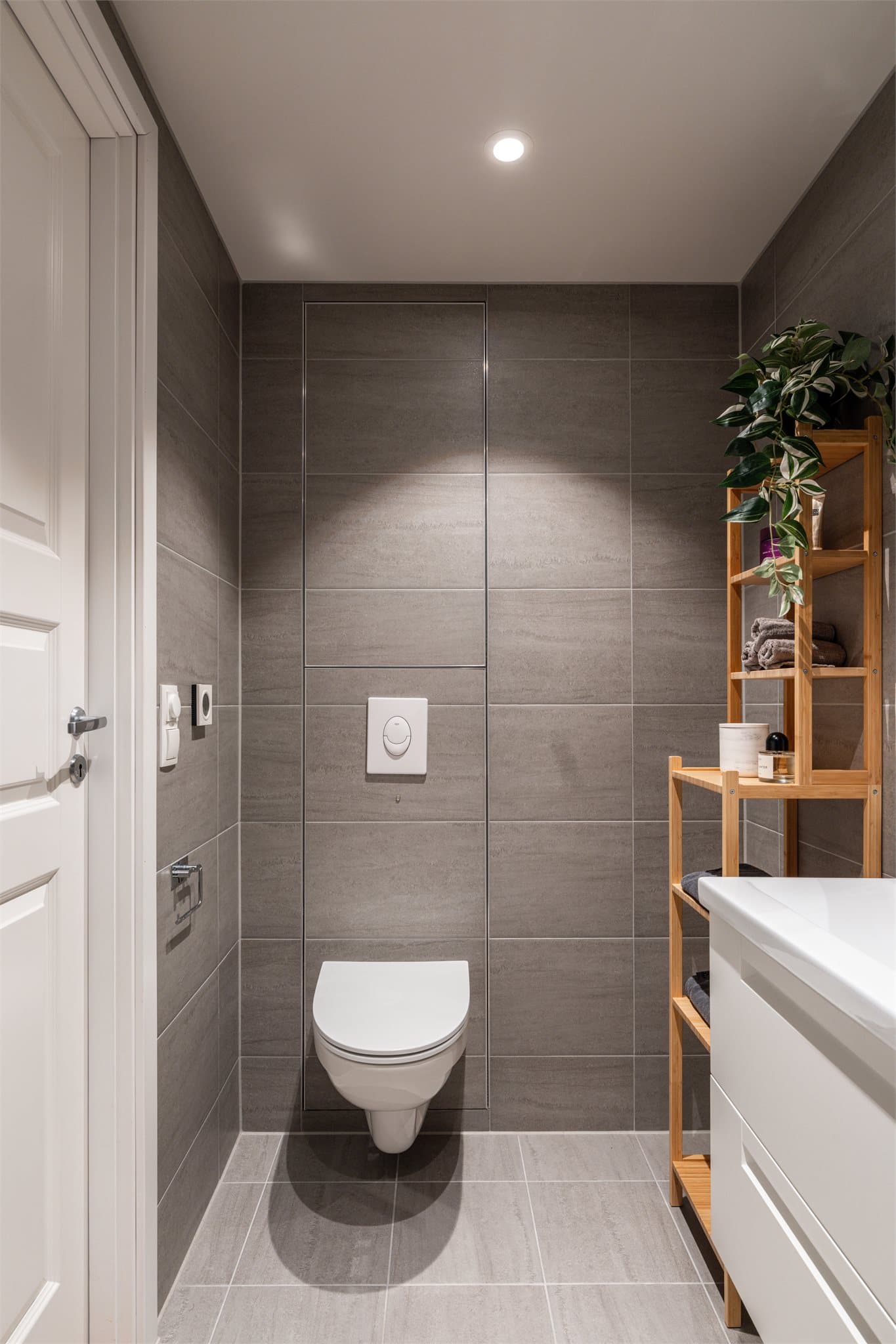 Det er plass til diverse oppbevaringsmøbler ved siden av servanten.