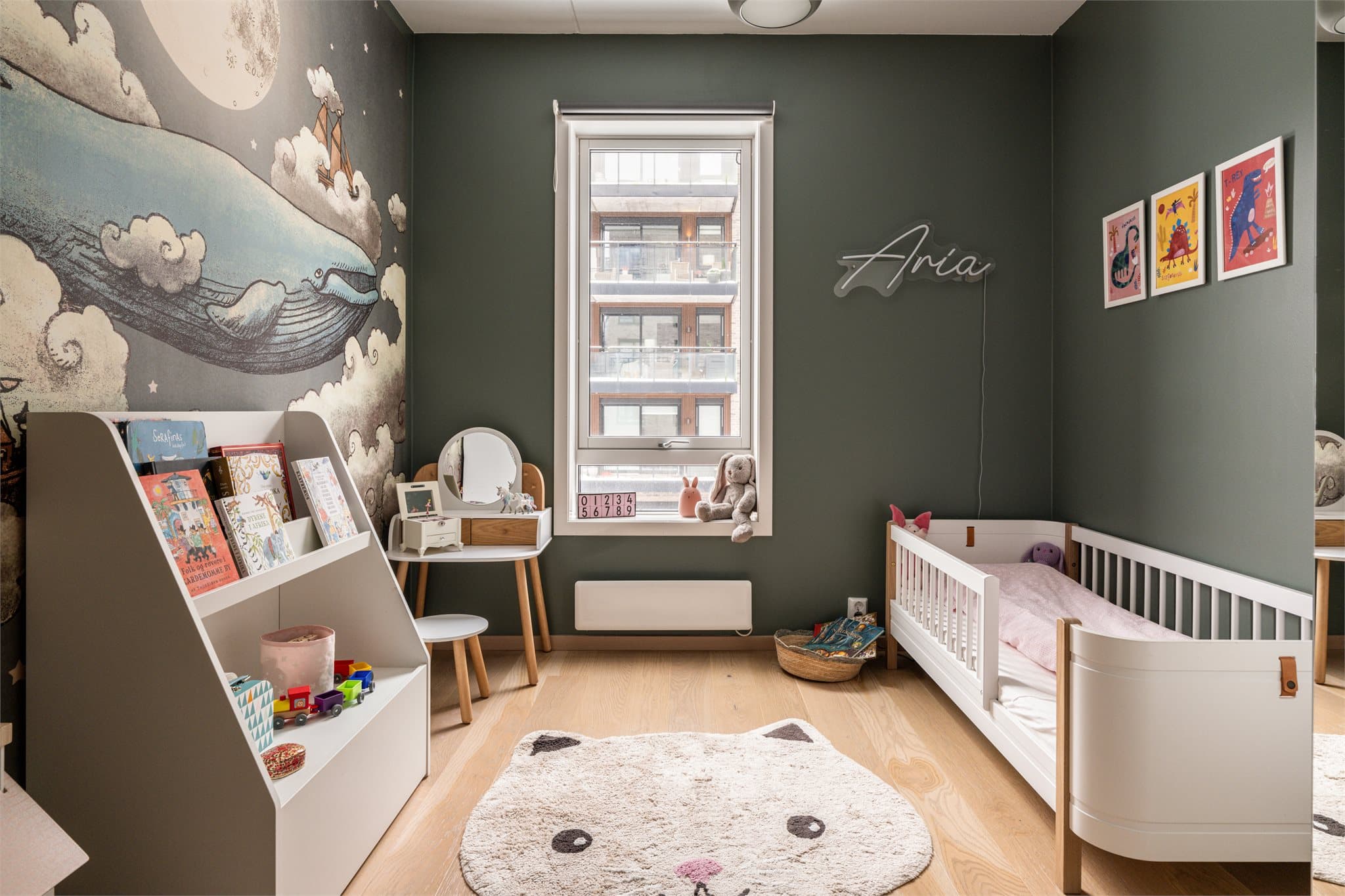 Et drømmerom for små barneføtter! Rommet er barnas palass, hvor de skal finne ro, inspirasjon og trygghet.