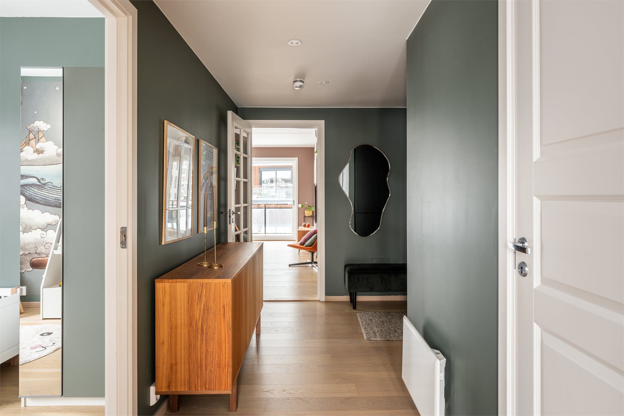 Leiligheten har oppgraderte, lyddempende innvendige dører.