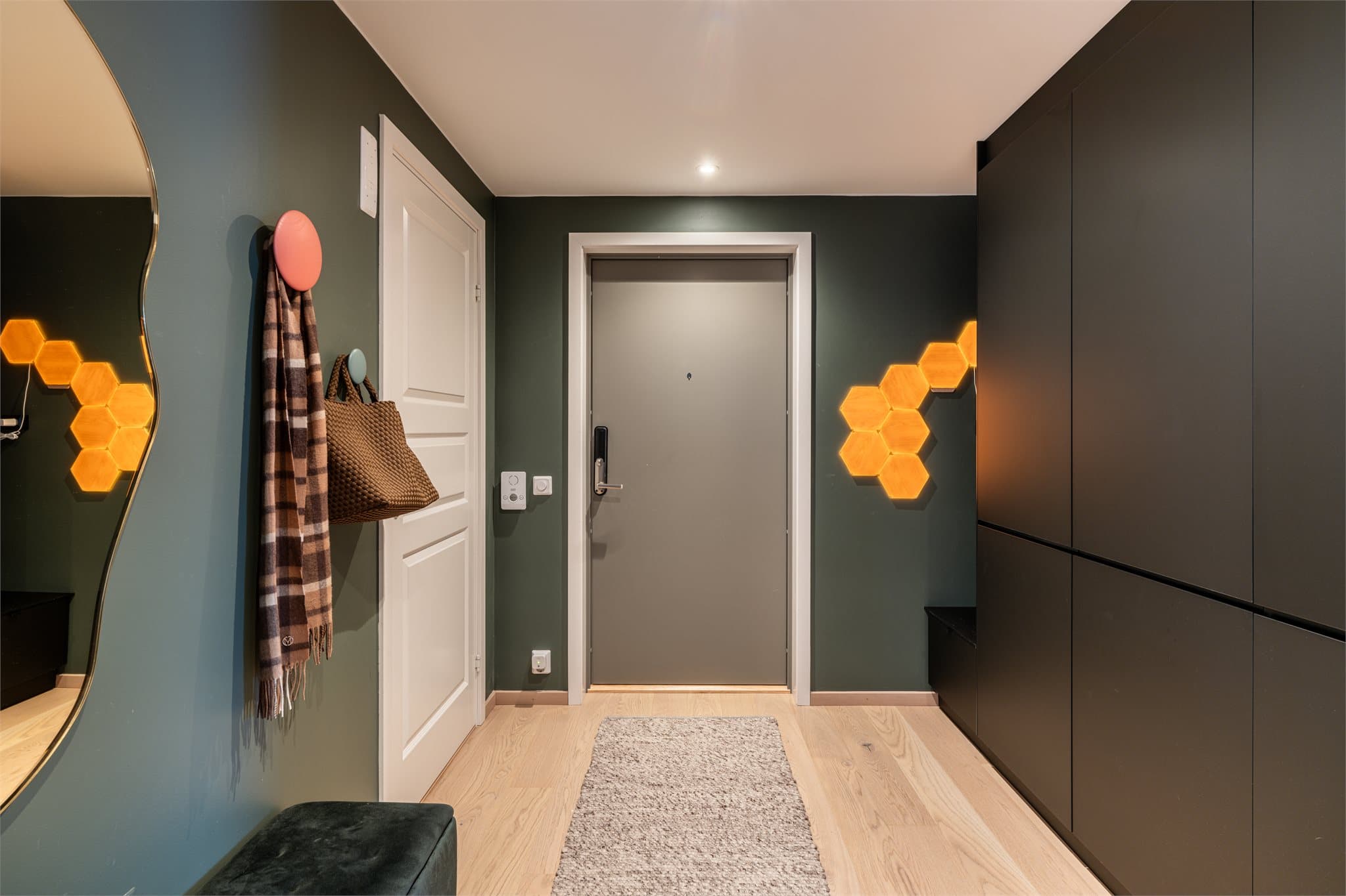 Stilren spesialtilpasset garderobe levert av Kvik.