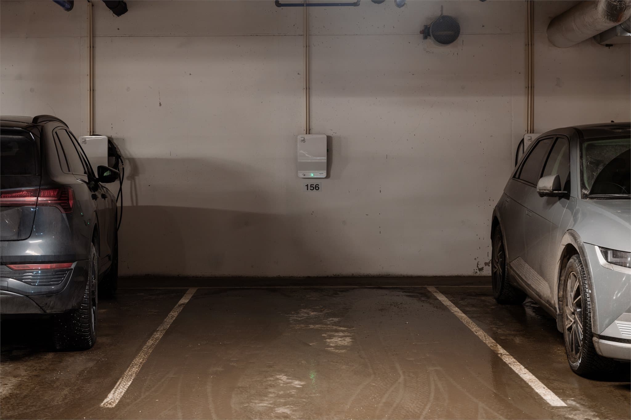 Det medfølger garasjeplass i det underliggende garasjeanlegget.