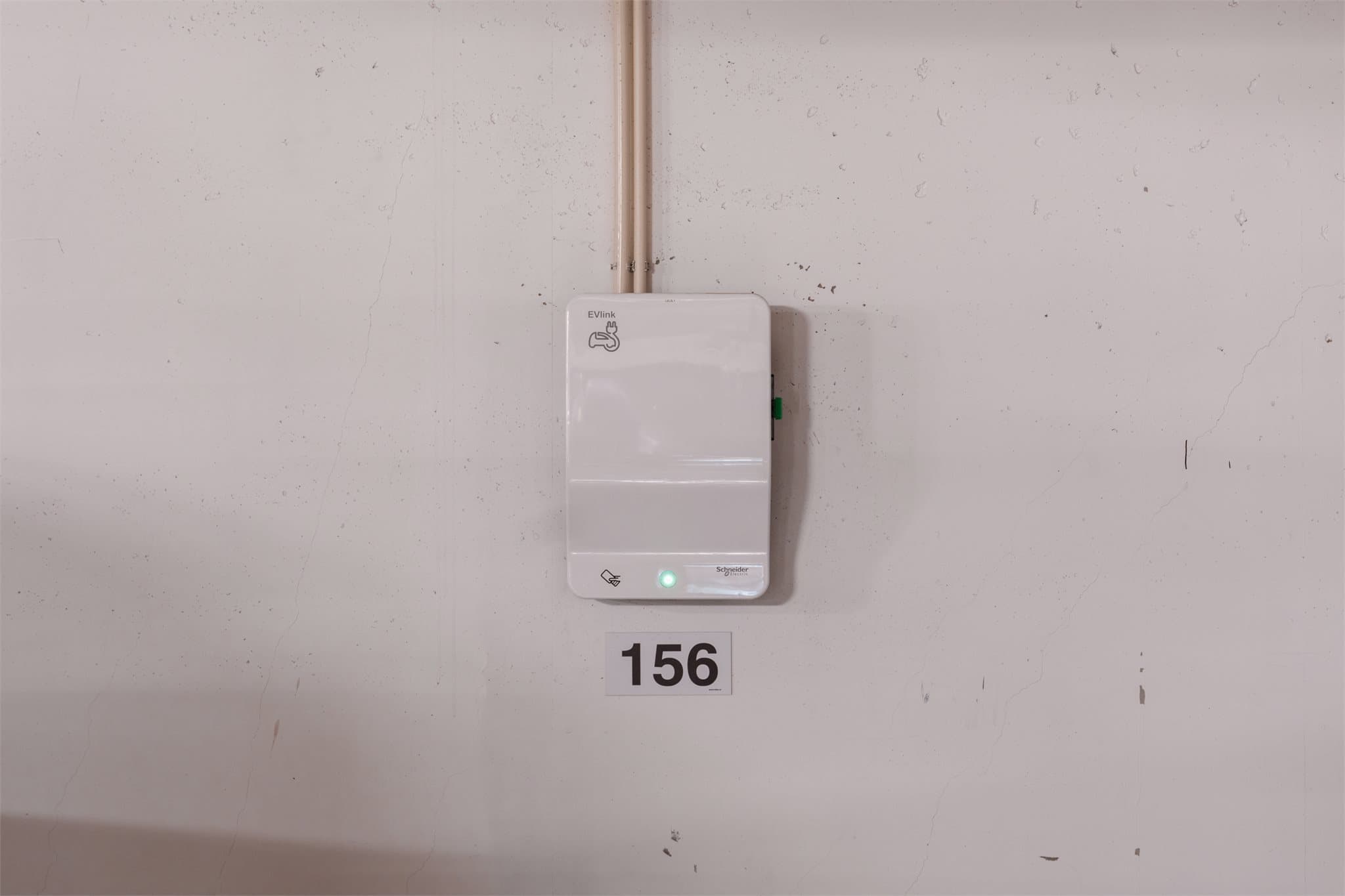 Det er montert elbil-lader på plassen.