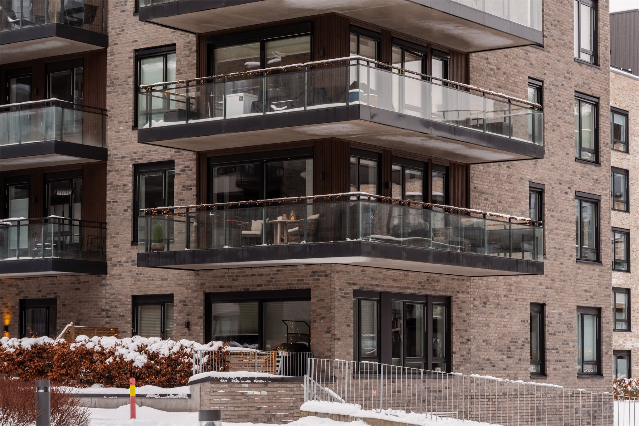 Meget attraktiv beliggenhet på hjørnet av bygget.