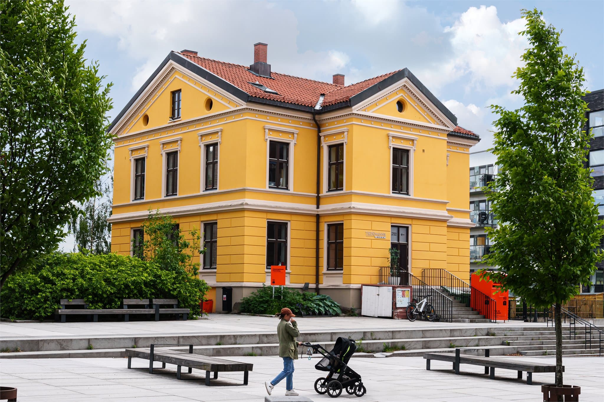 Nabolagshuset Petersborg, etablert i 2020, er en levende møteplass på Ensjø i Oslo, dedikert til å styrke fellesskapet blant beboere i alle aldre.