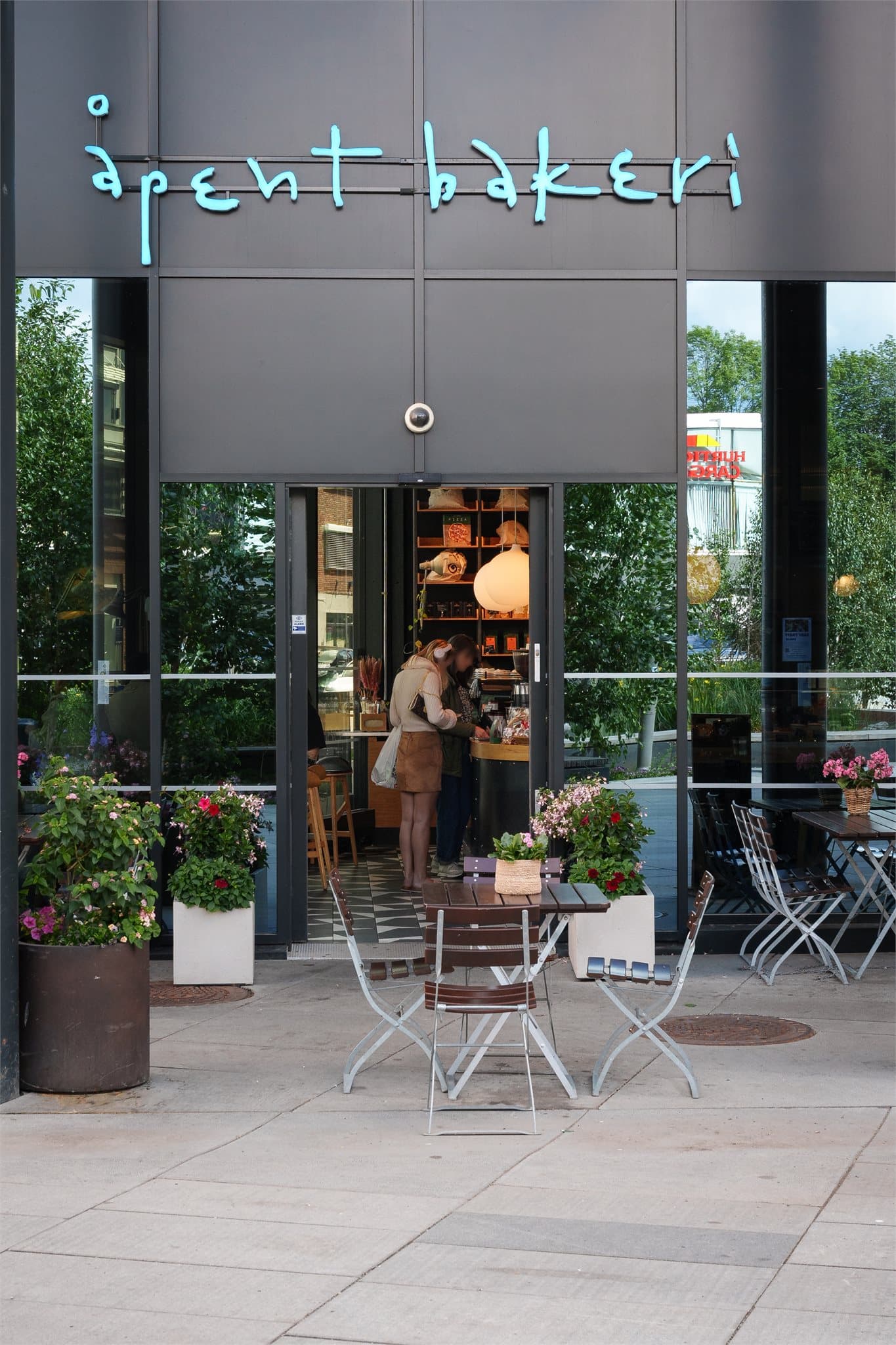 Området byr på kort avstand til caféer, restauranter og trivelige møteplasser.