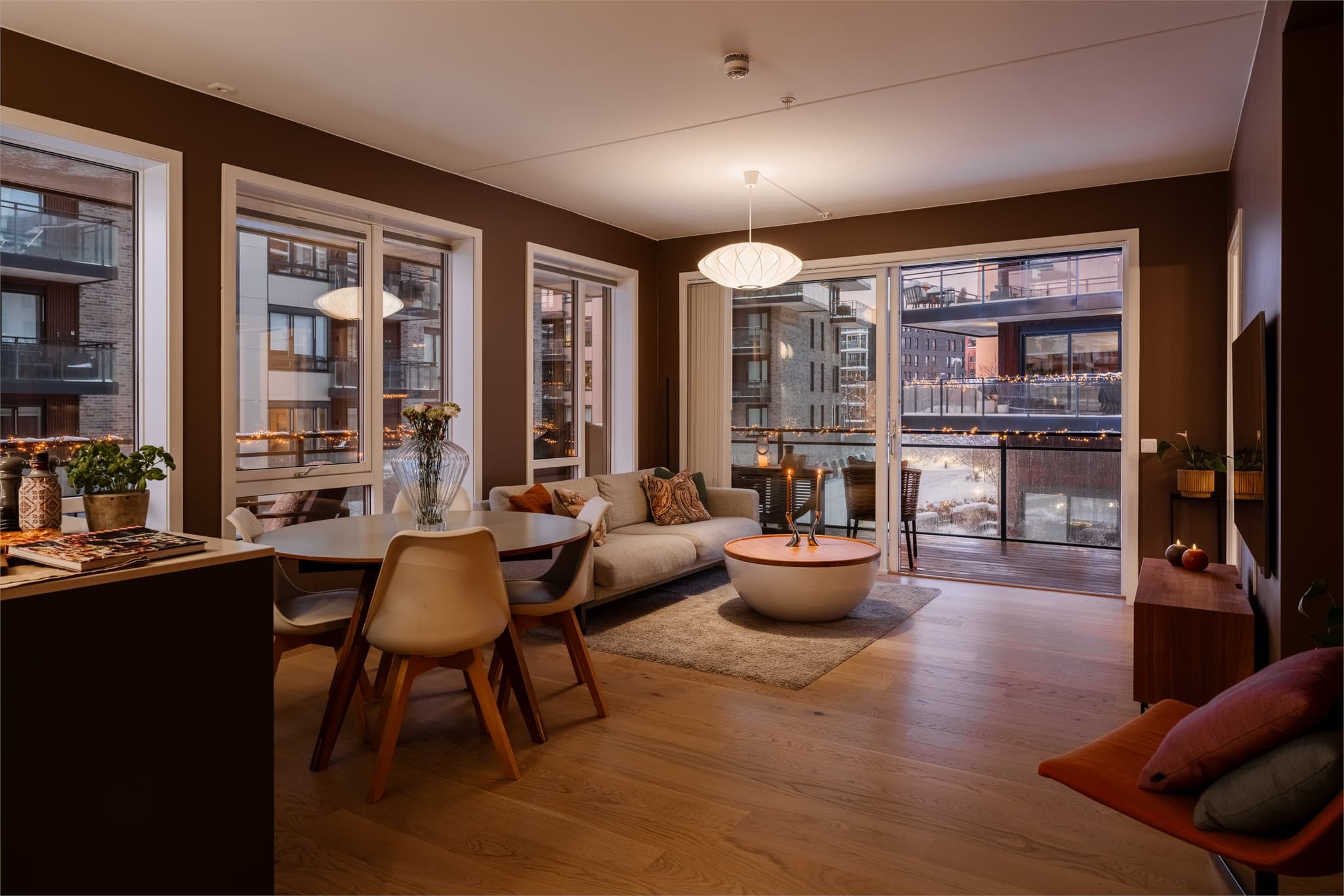 Den store skyvedøren sørger for en sømløs overgang mellom inne- og uterom.