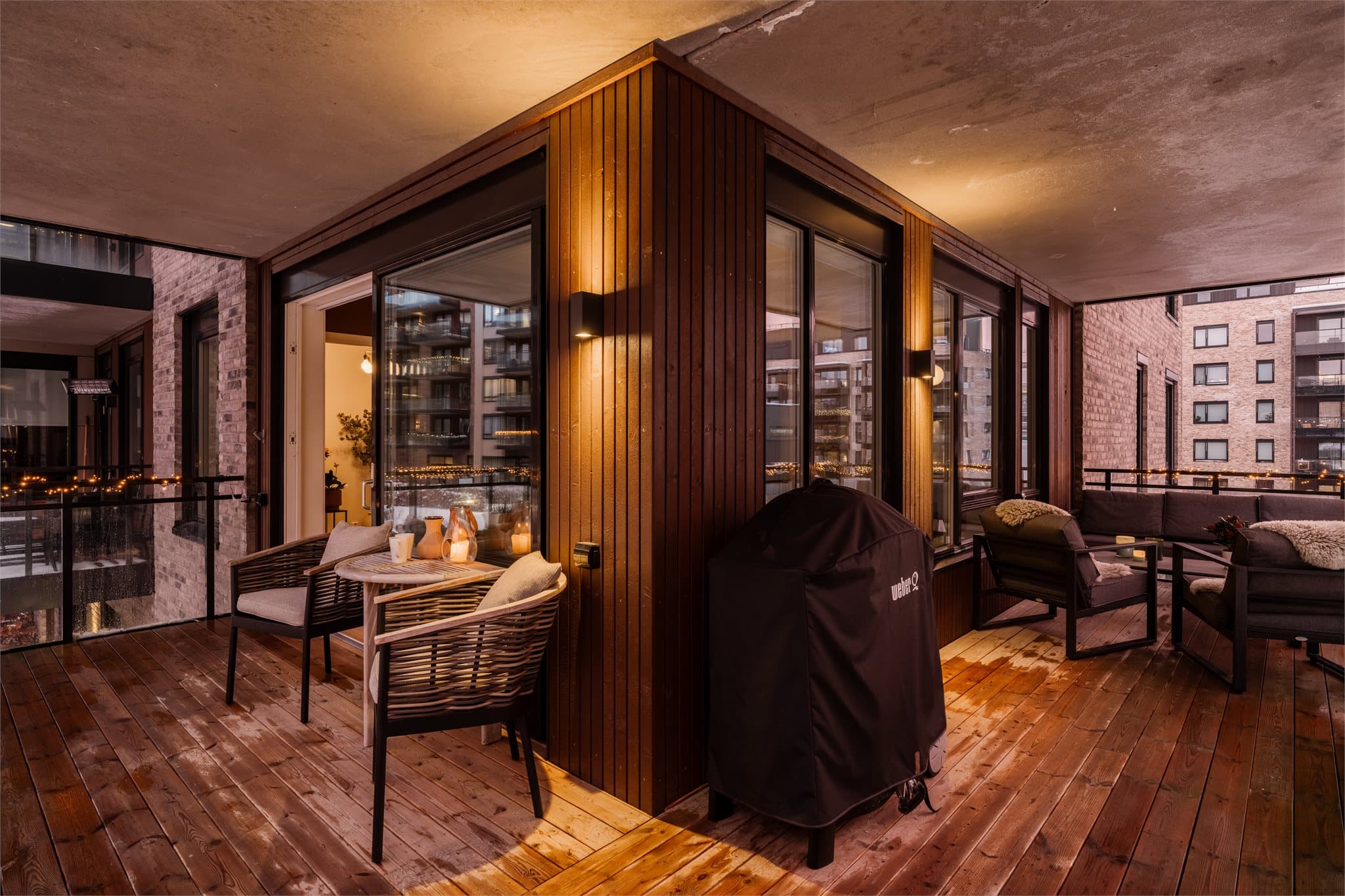 Den gode størrelsen sørger for god plass til flere sittegrupper, grill og alt som hører sommeren med.