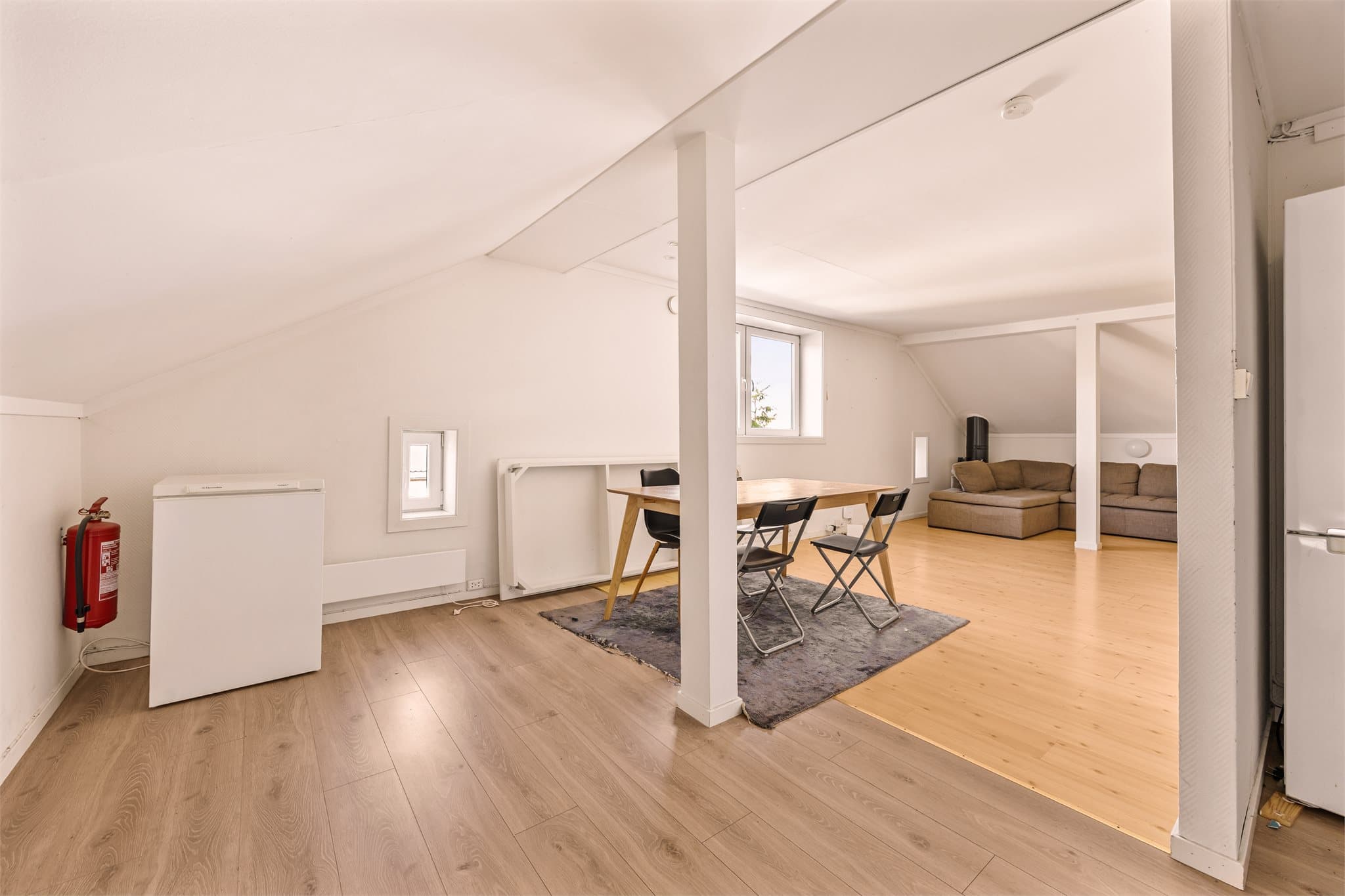 Rommet har laminatgulv, malte veggflater og enkelte innfelte downlights.