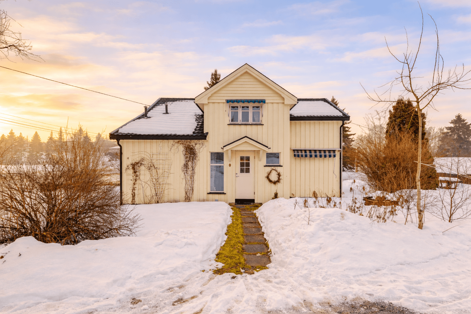 Sjarmerende enebolig over to plan, oppført ca. 1910.