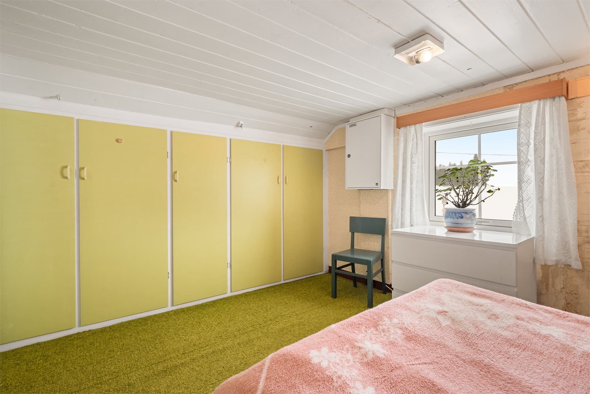 Plassen er godt utnyttet med veggskap også i dette rommet.