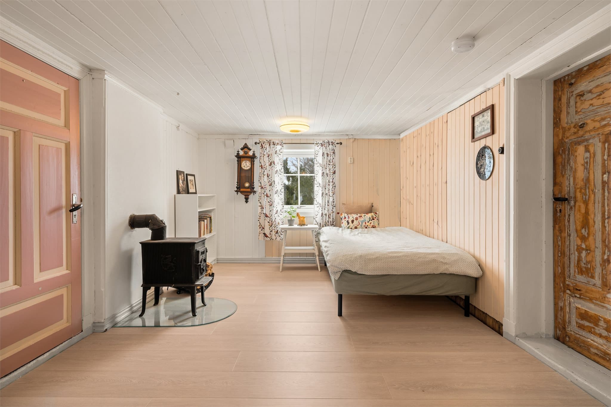 Husets 2. etasje har tre gode rom.