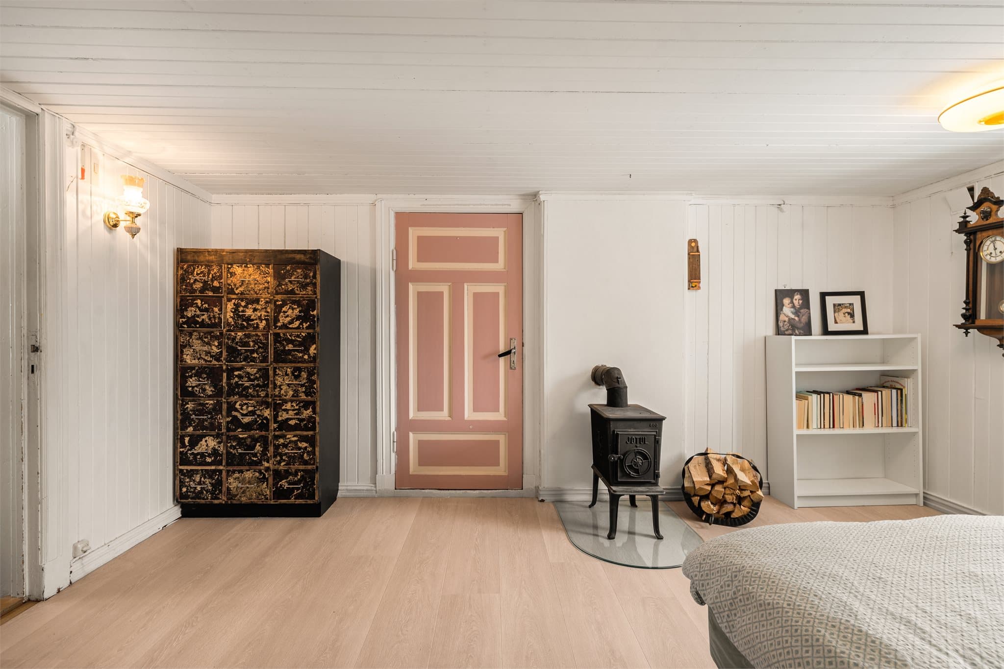 Nydelige dørblader malt i rosa og fersken.