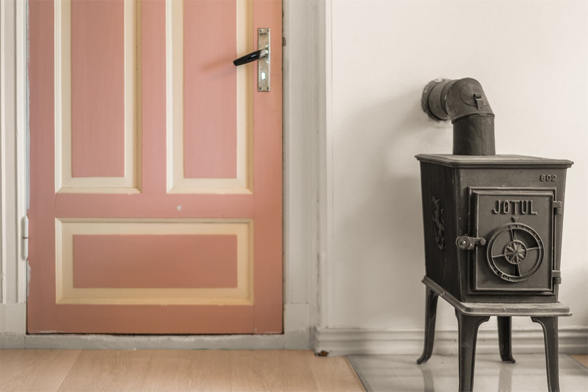 I 2. etasje er det en vedovn fra Jøtul som varmer godt på de kaldeste vinterdagene.