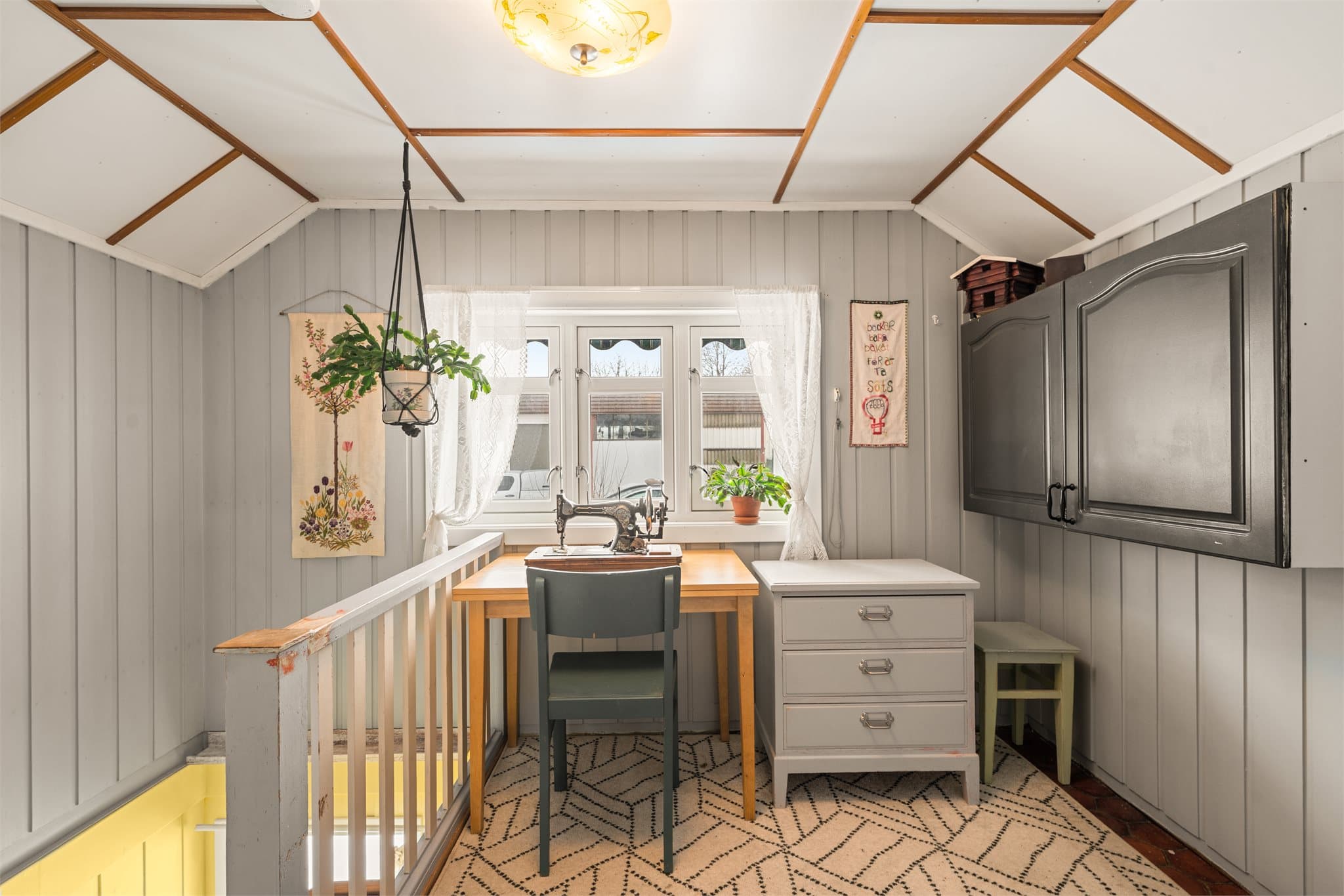 I trappegangen er det fint plass til kontormøblement.