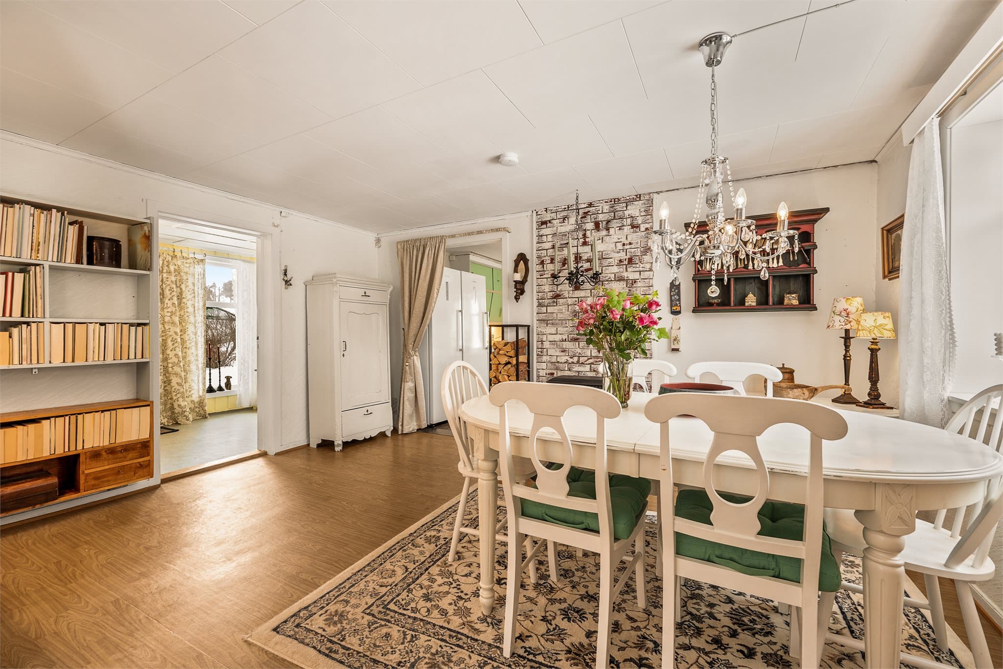 Spisebord kan innredes i tilknytning kjøkken.