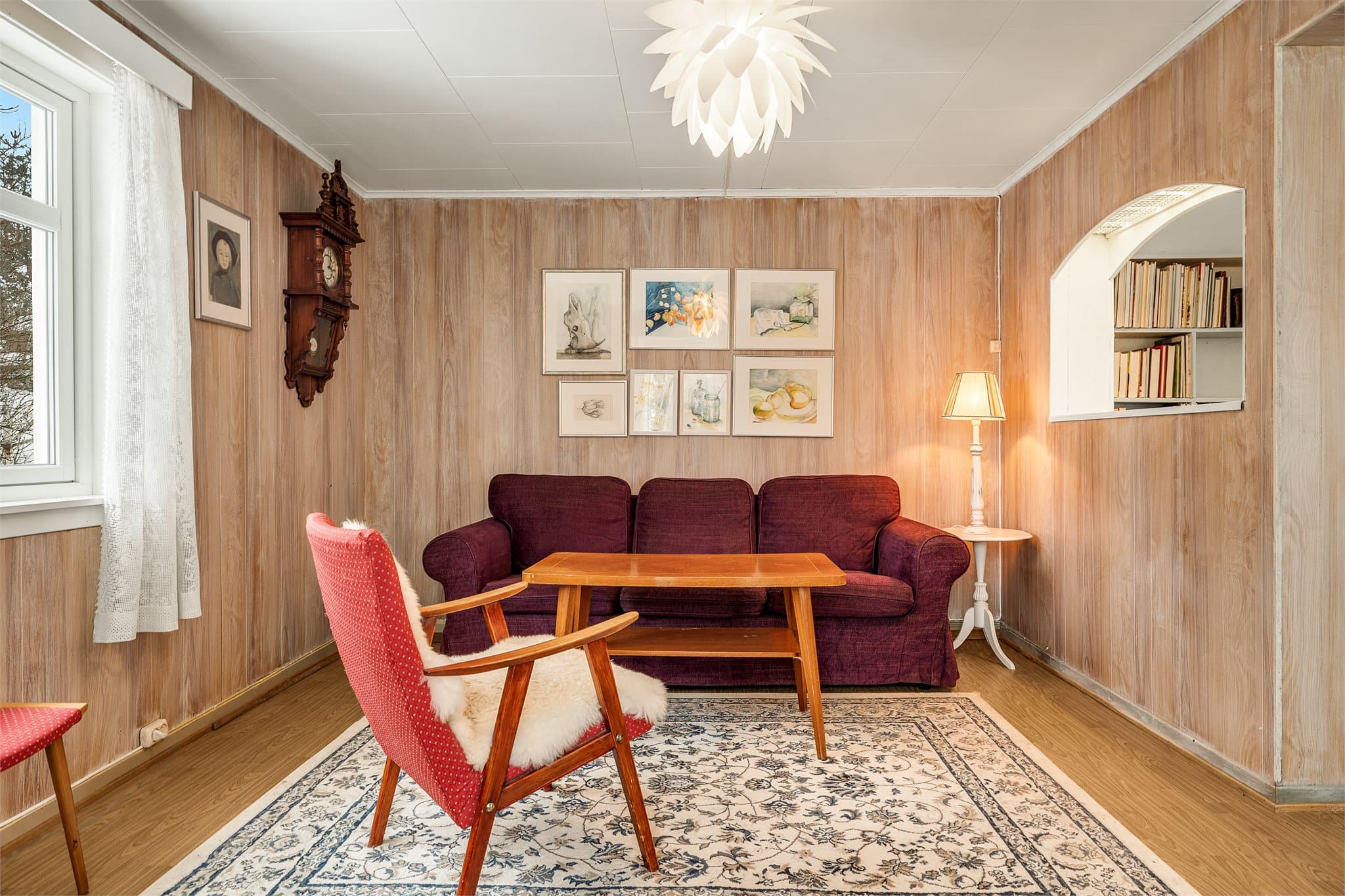 Koselig dagligstue med godt lysinnslipp.