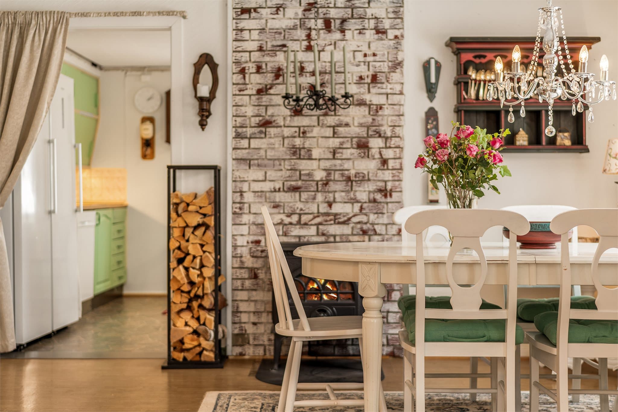 I stuen har man vedovn og det er montert varmepumpe.