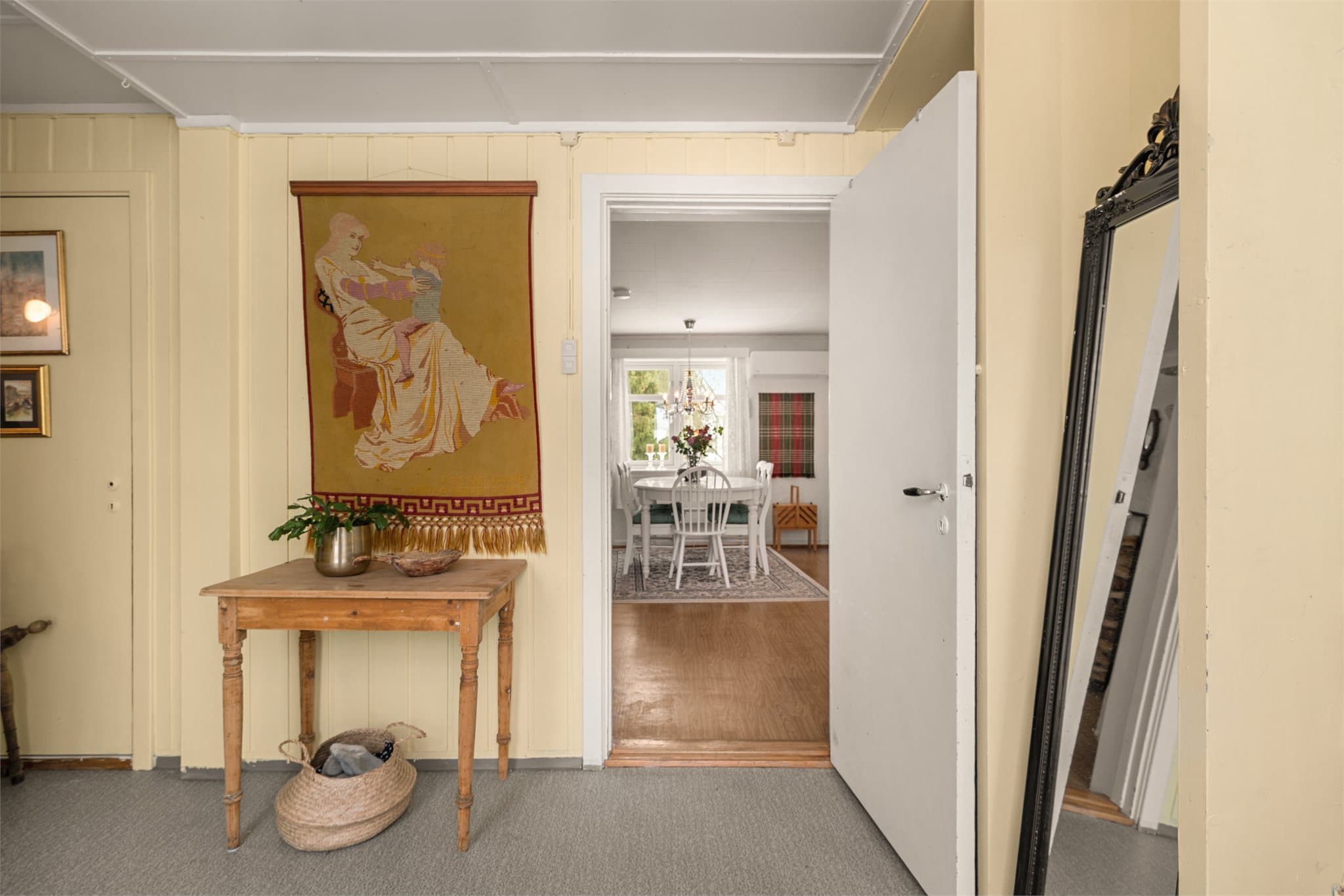 Entré med plass til oppbevaringsmøblement.