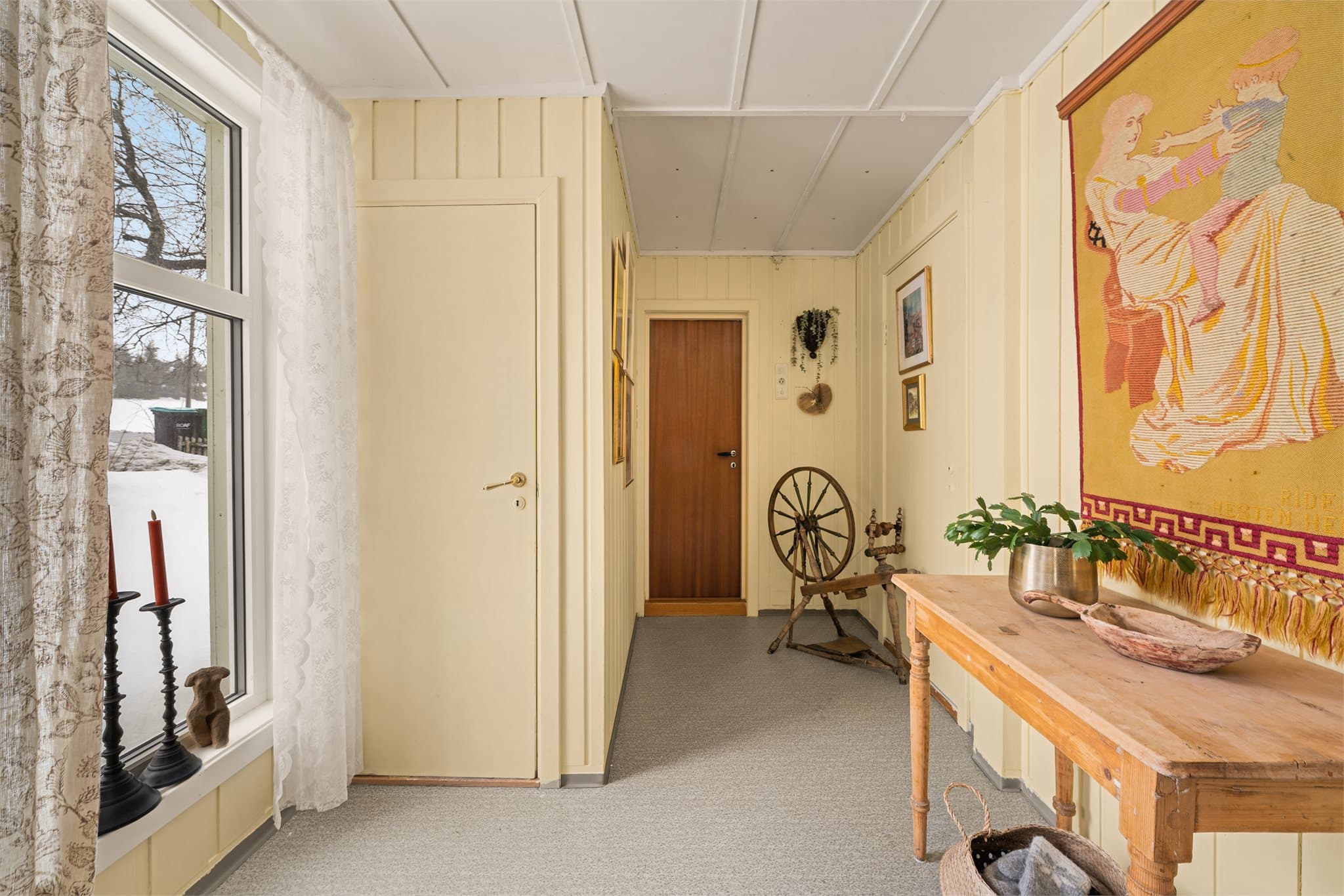 Adkomst til bad og kjeller fra entréen.