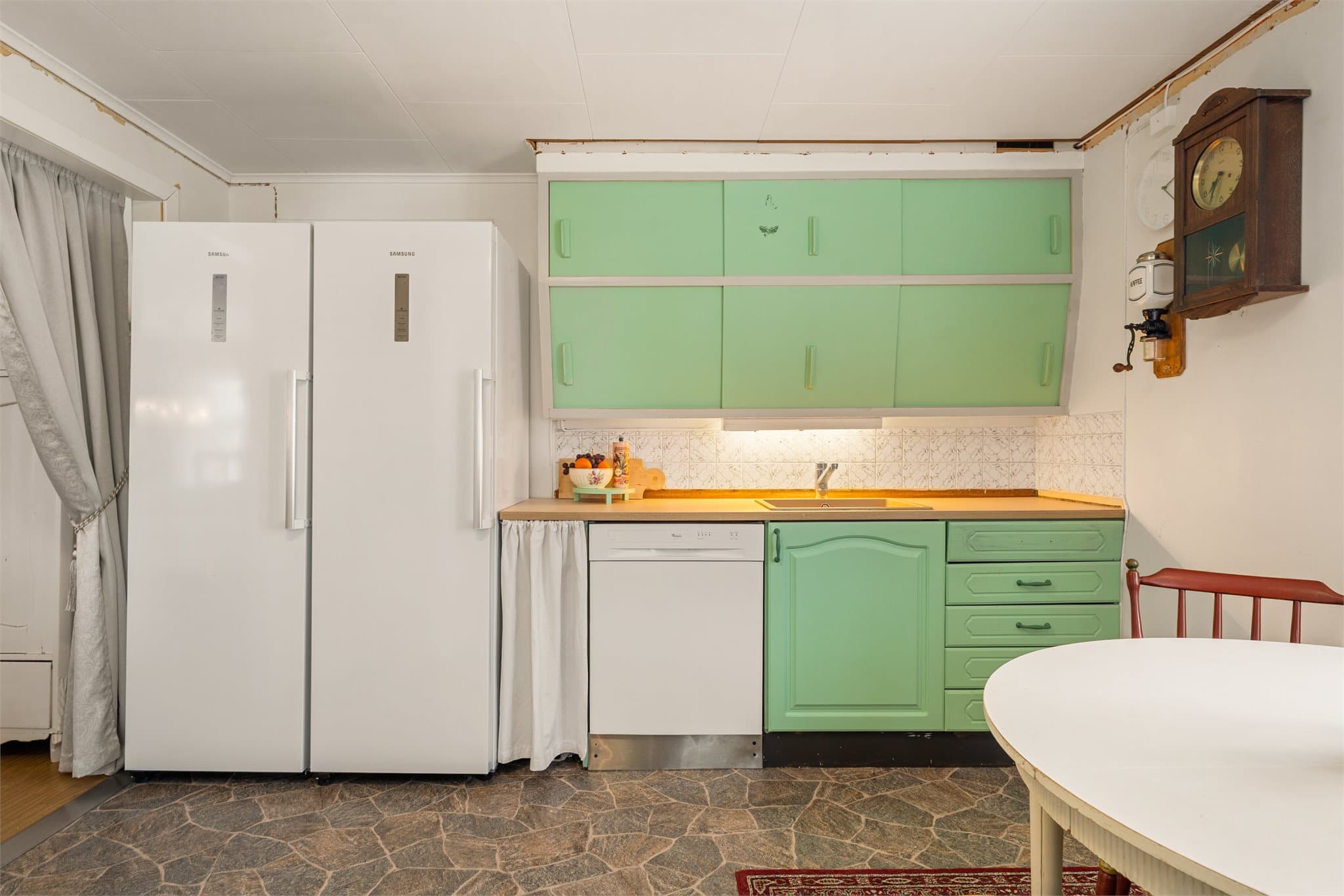 Det er avsatt plass til frittstående hvitevarer.