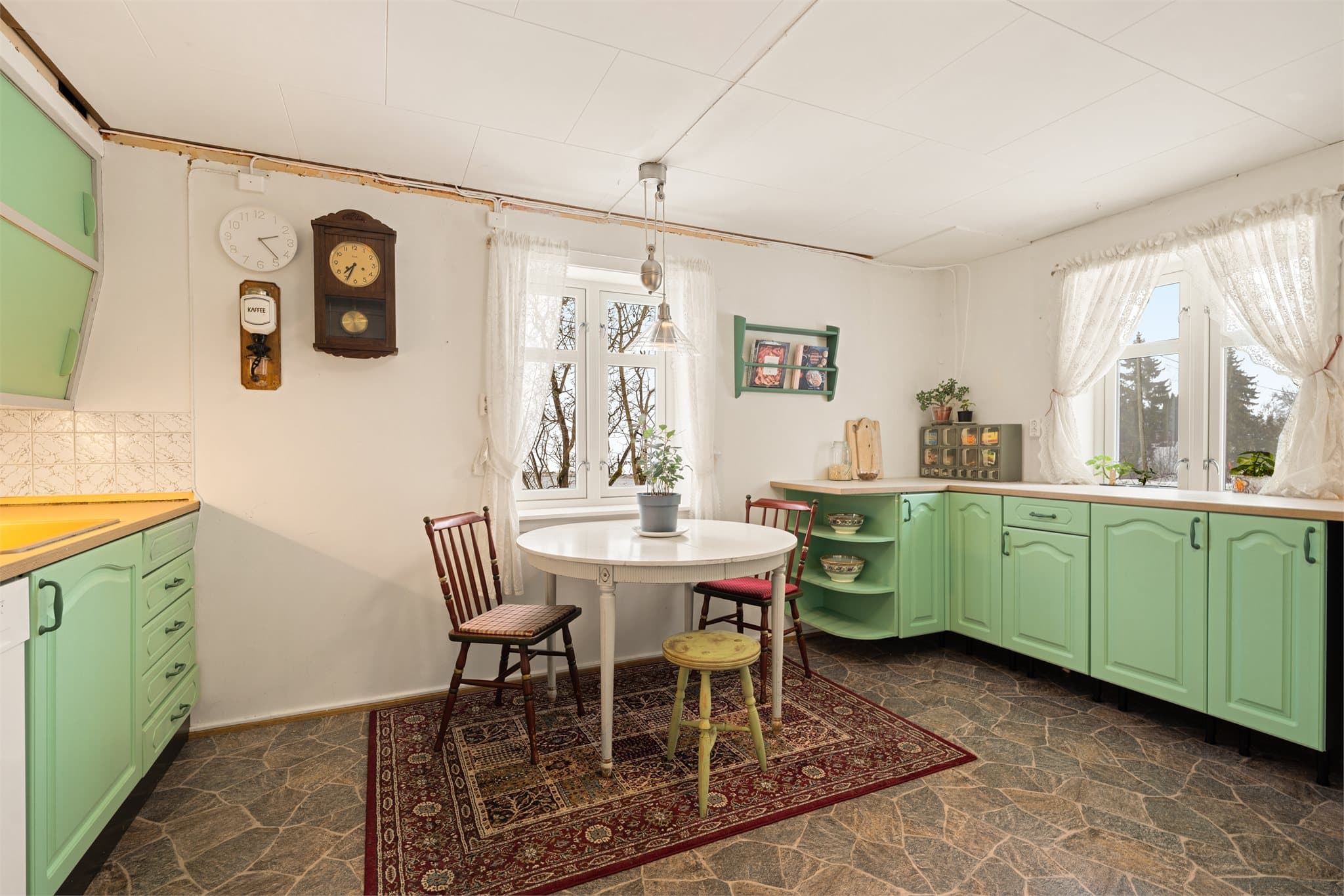 Kjøkkenet er av god størrelse med plass til kjøkkenbord.