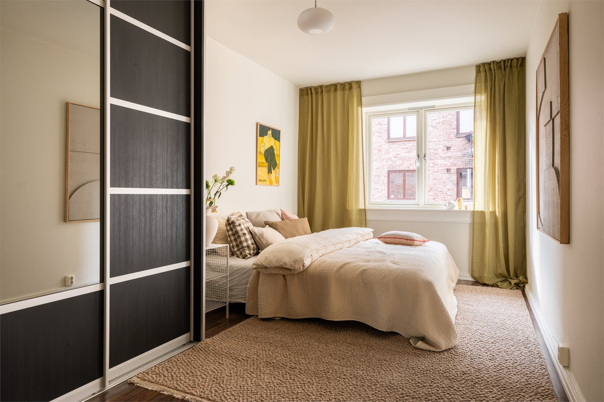 Lyst og hyggelig soverom med god plass til dobbeltseng og tilhørende møblering.