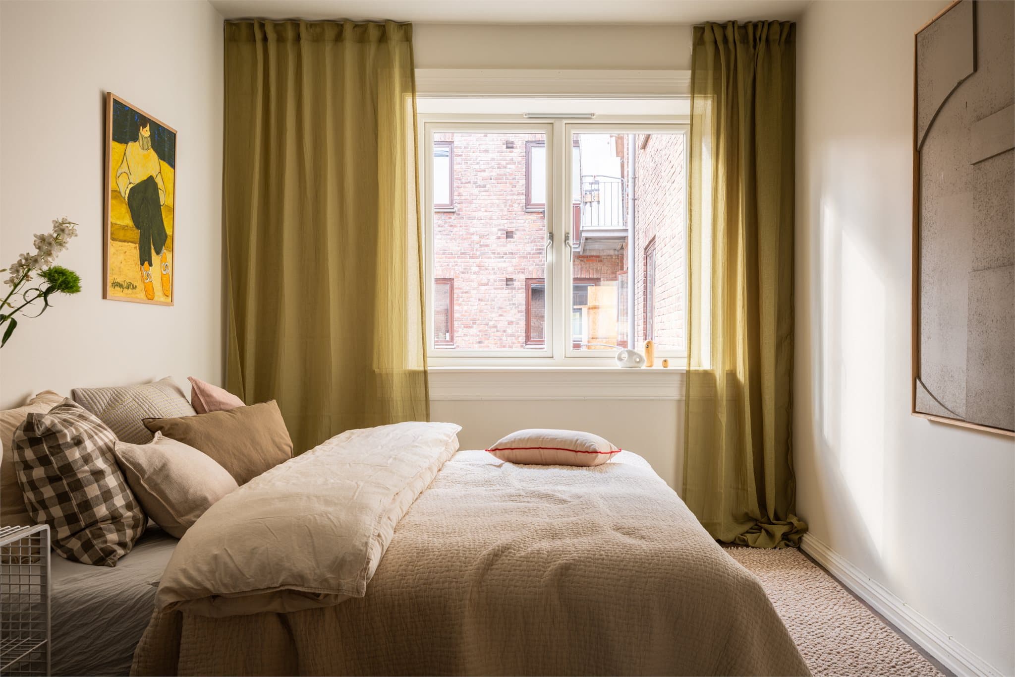 Stort vindu på soverommet gir godt med naturlig lys og gode luftemuligheter.