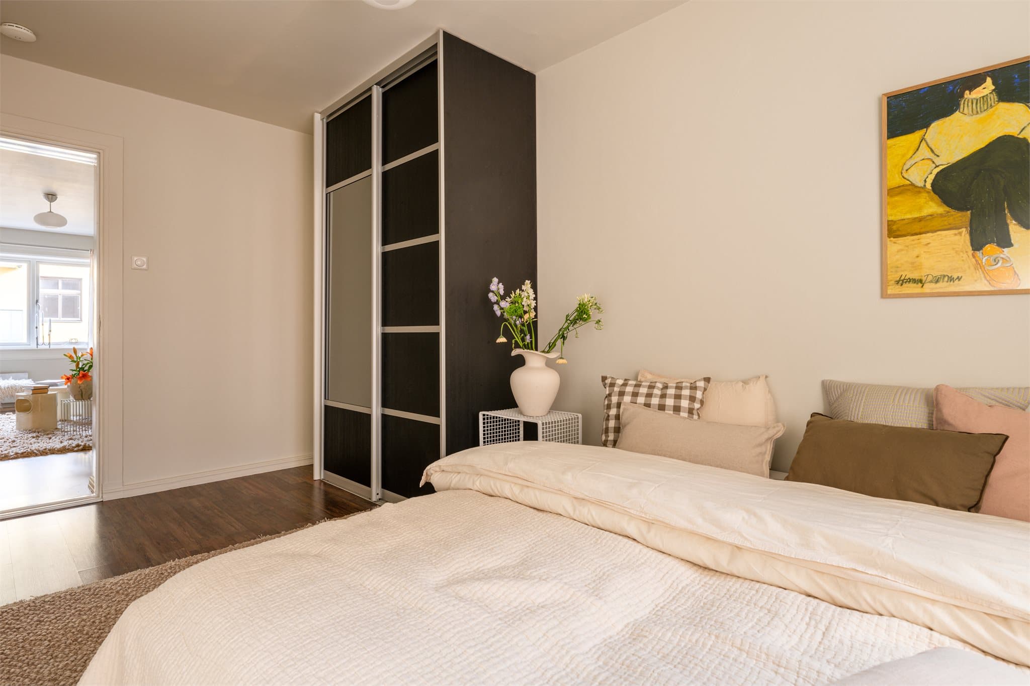 Skyvedørsgarderobe gir praktisk oppbevaring, og den gode utformingen gjør rommet enkelt å innrede.